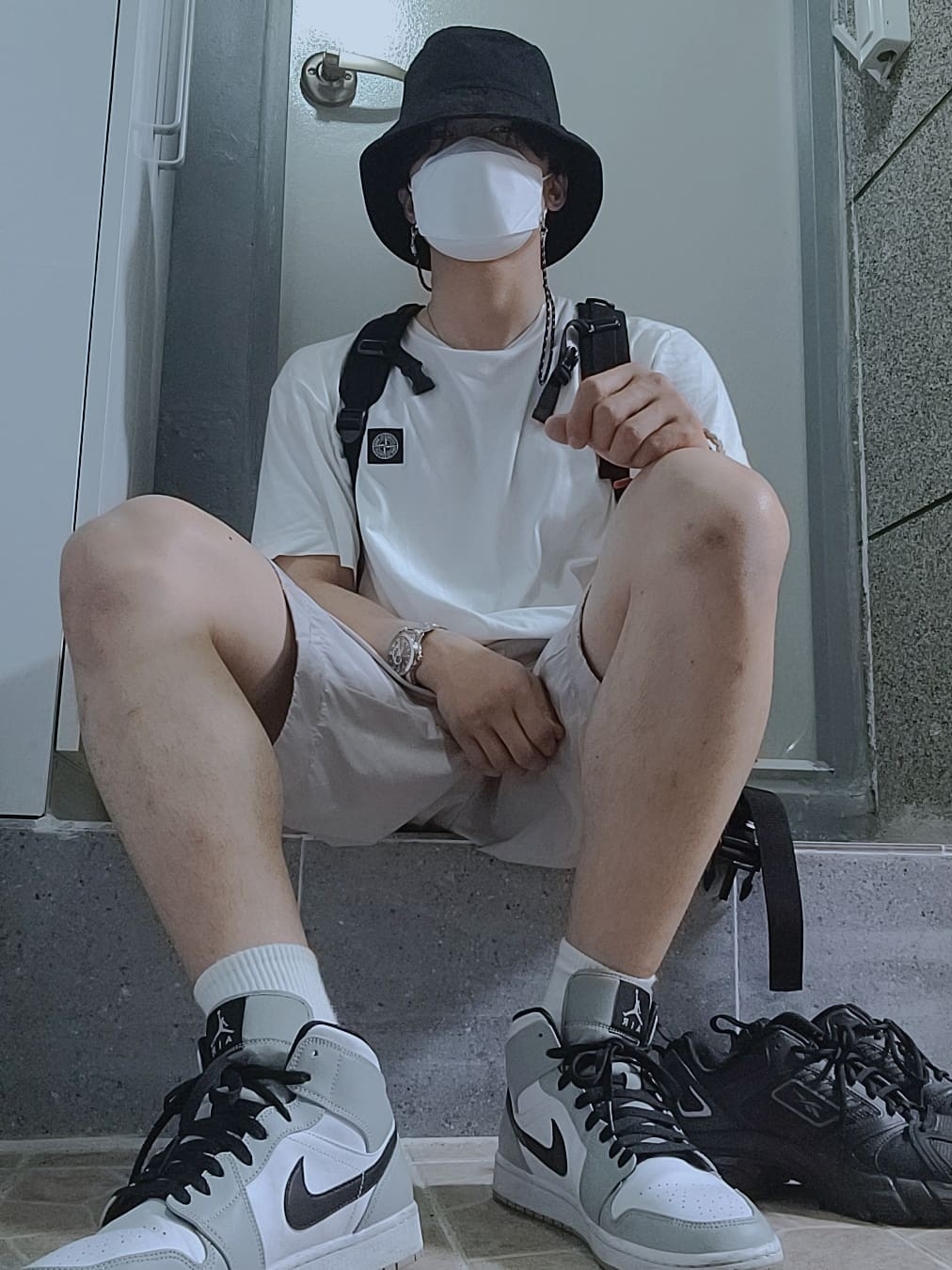 Stone Island 24113 T-Shirt White - 21SS, Jordan 1 Mid Light Smoke Grey 착용 스타일
