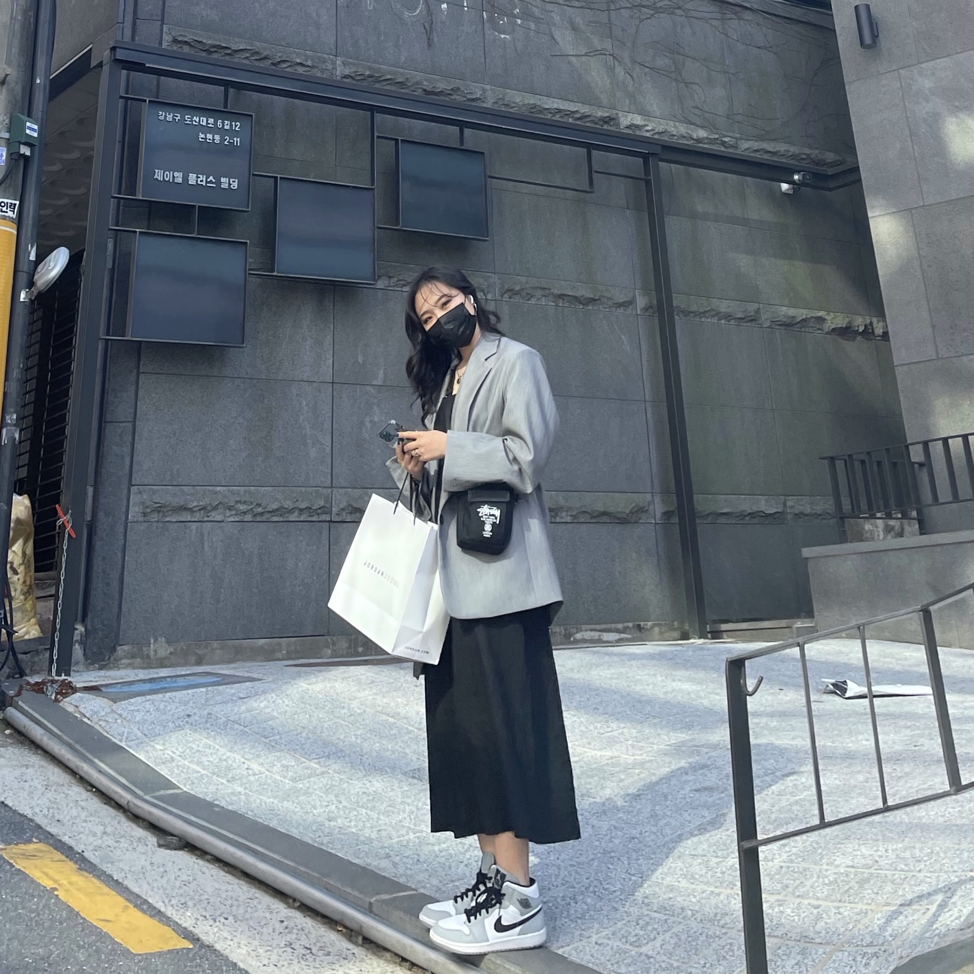 Jordan 1 Mid Light Smoke Grey 착용 스타일