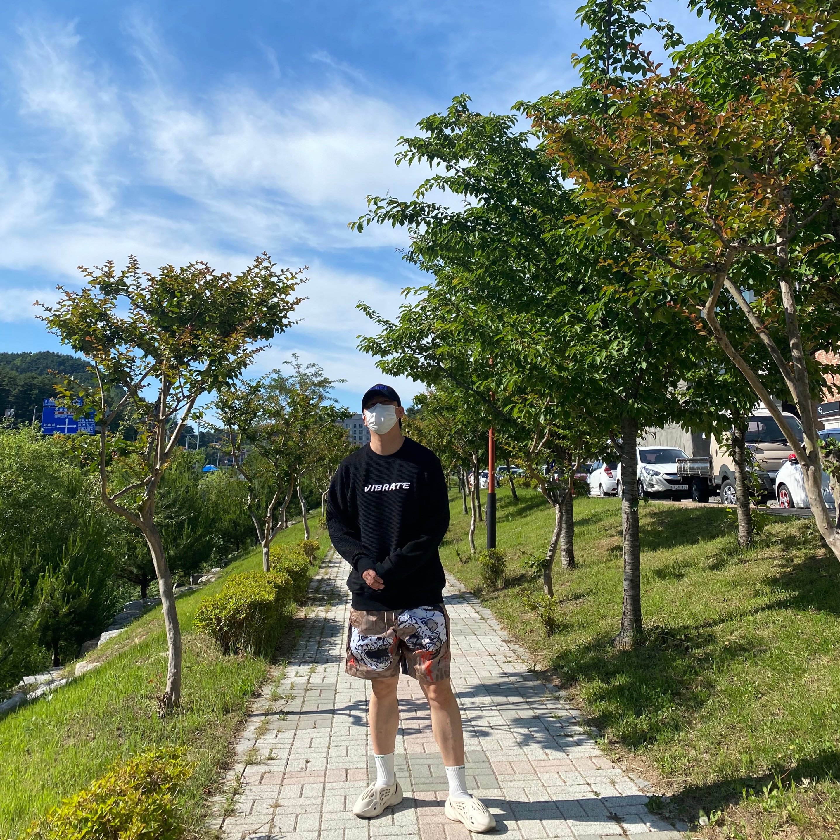 Jordan x Travis Scott Pool Shorts - Asia, Adidas Yeezy Foam RNNR Sand 착용 스타일