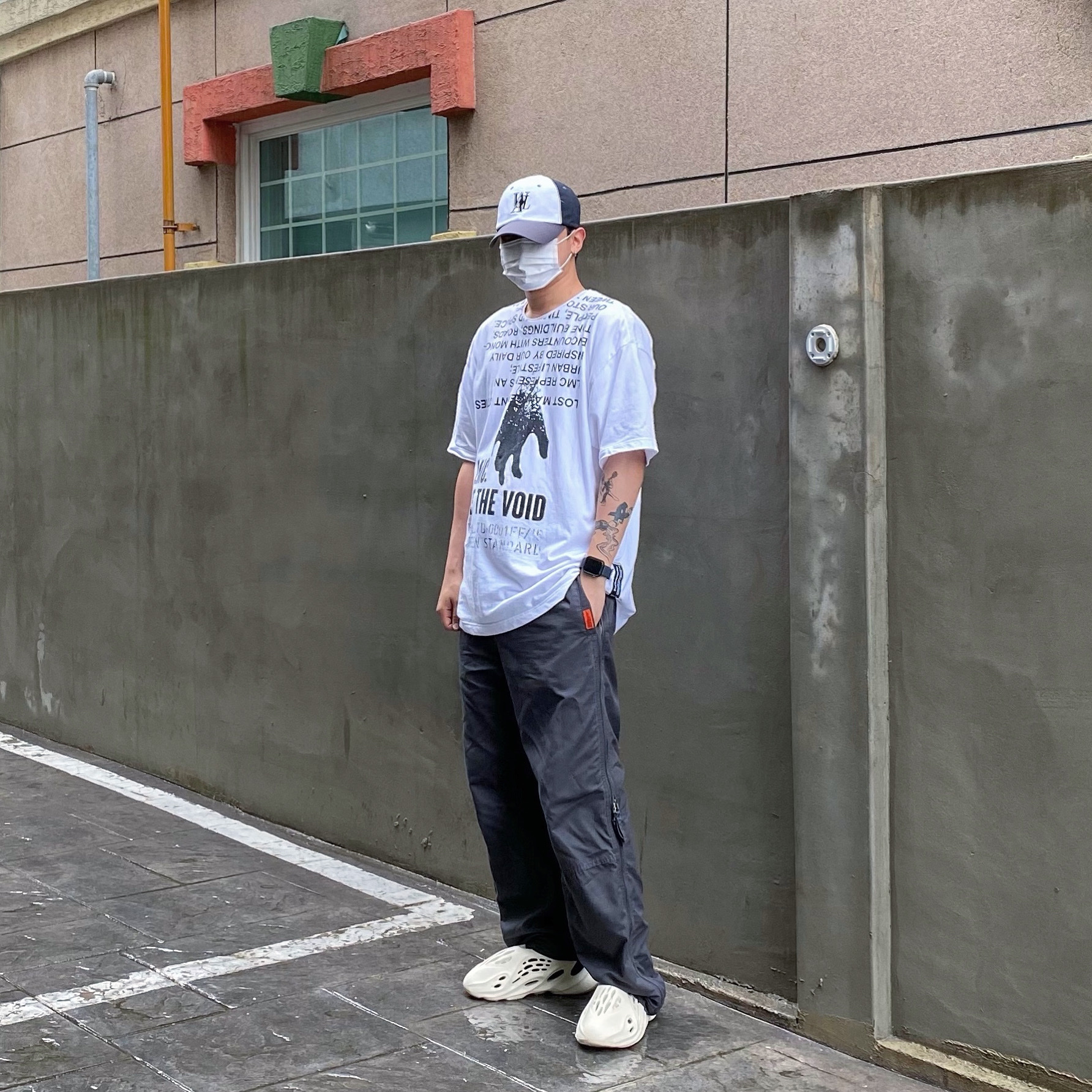 Adidas Yeezy Foam RNNR Sand 착용 스타일
