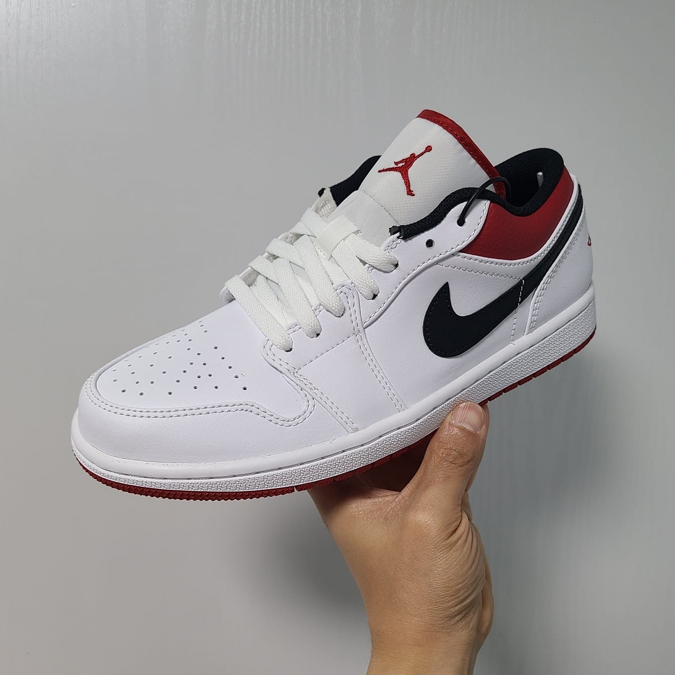 Jordan 1 Low White Red Black 착용 스타일 - 1