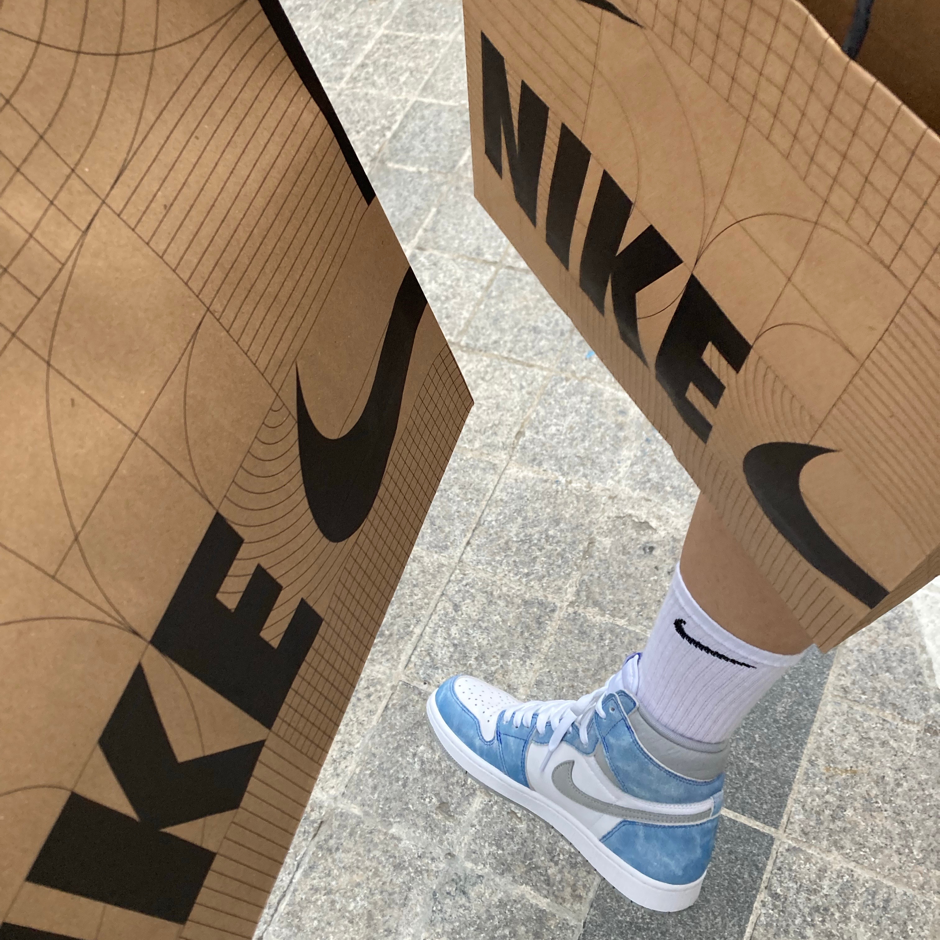 Jordan 1 Retro High OG Hyper Royal 착용 스타일