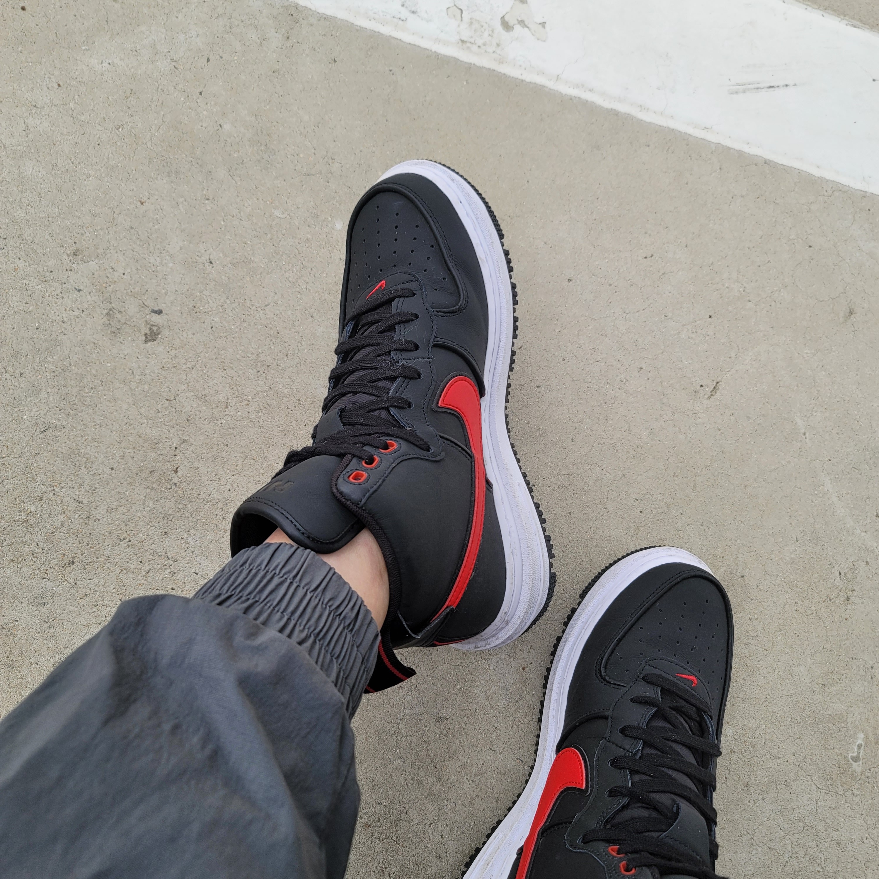 Nike Air Force 1 Boot Black Red 착용 스타일 - 1