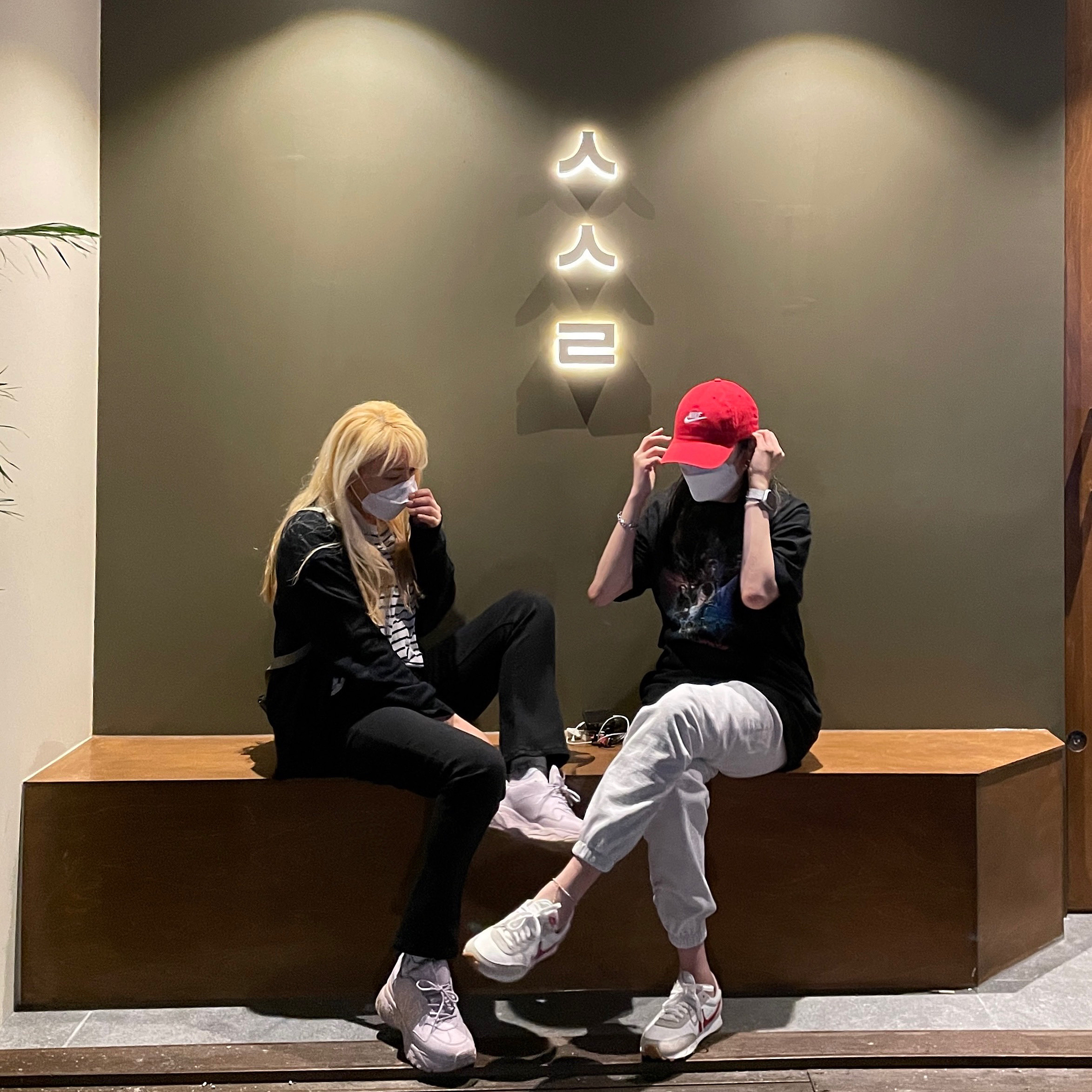 (W) Nike Daybreak Summit White University Red 착용 스타일