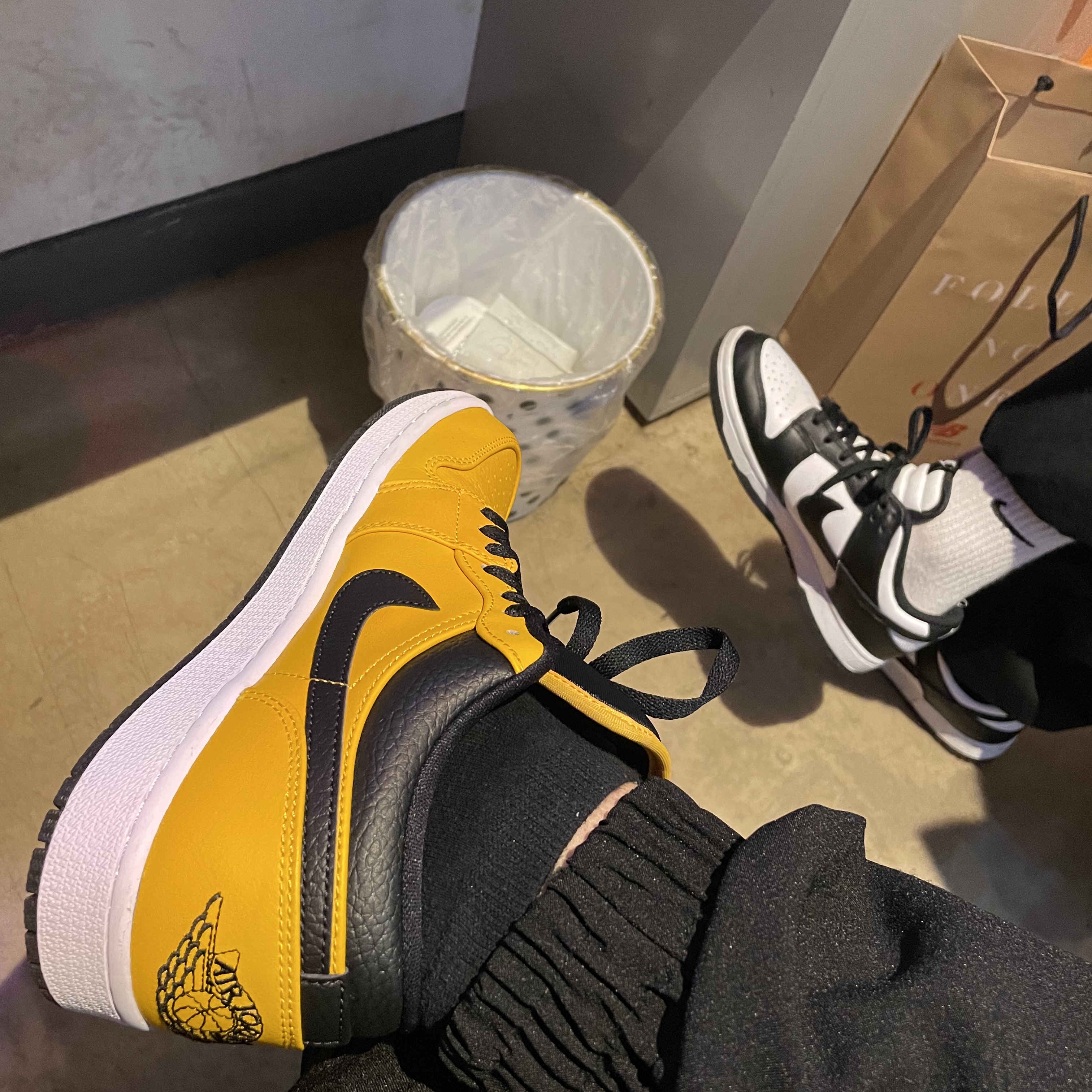 Jordan 1 Low University Gold Black, Nike Dunk Low Retro Black 착용 스타일