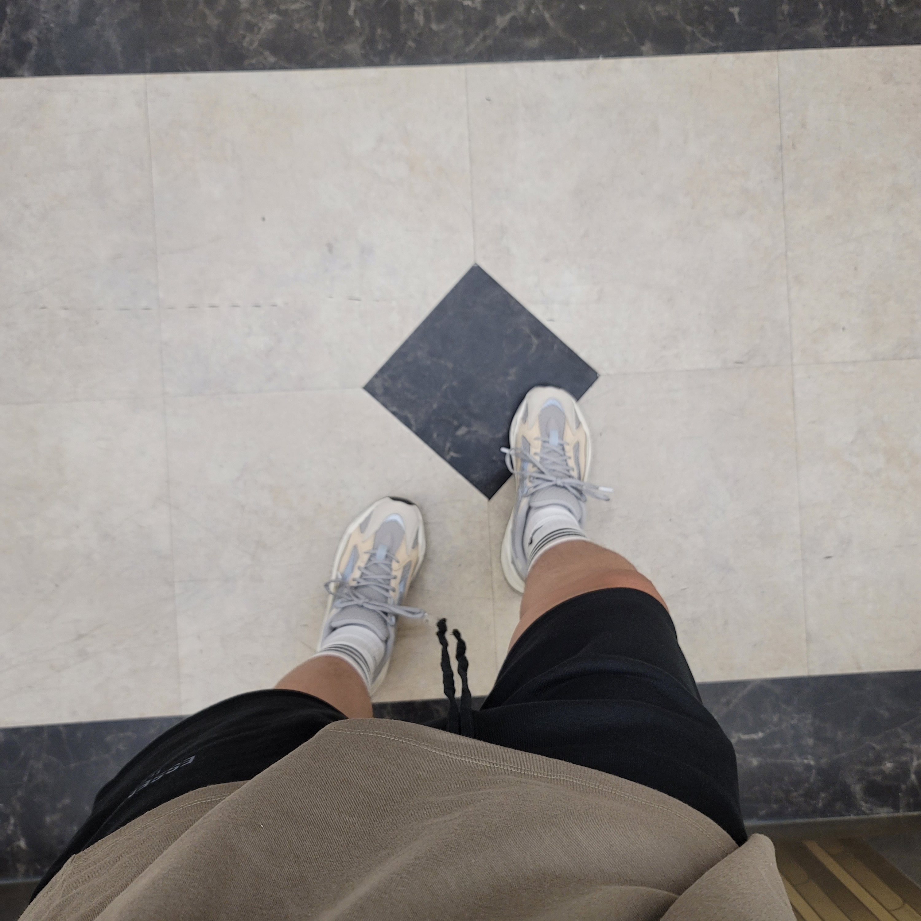 Essentials T-Shirt Taupe - 21SS, Essentials Sweatshorts Black - 21SS 착용 스타일