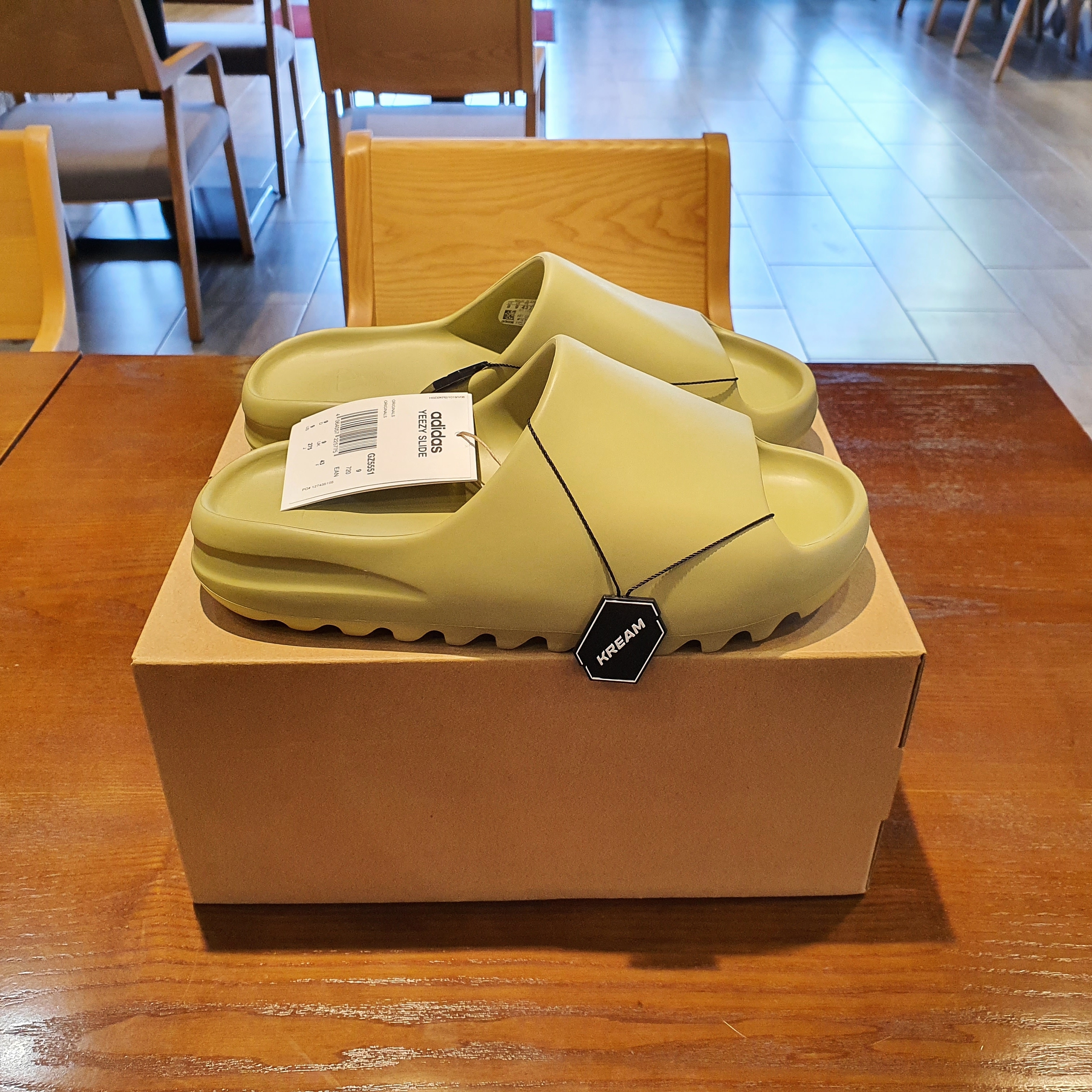 Adidas Yeezy Slide Resin 2021 착용 스타일 - 1