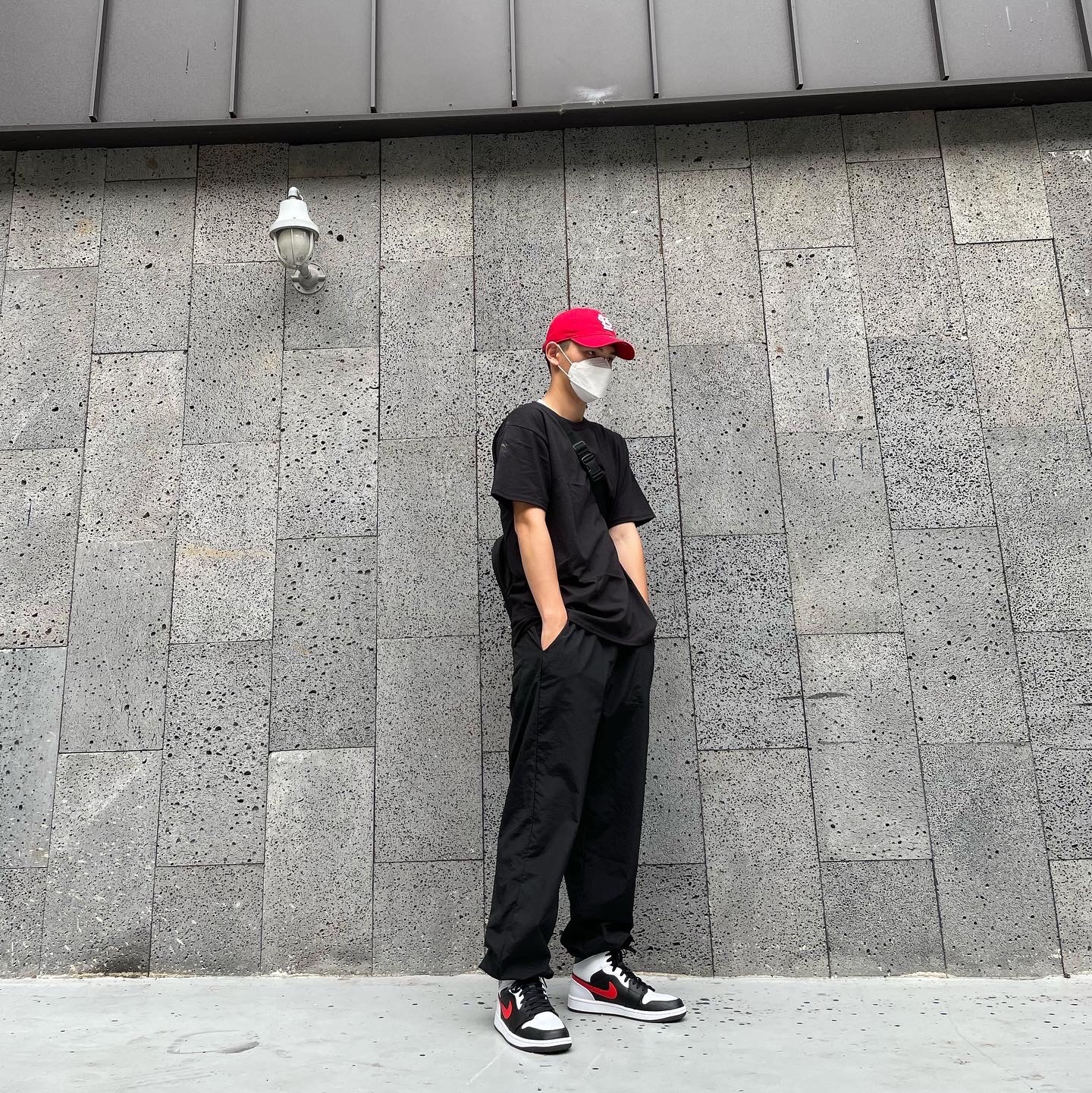 Jordan 1 Mid Black Chile Red 착용 스타일
