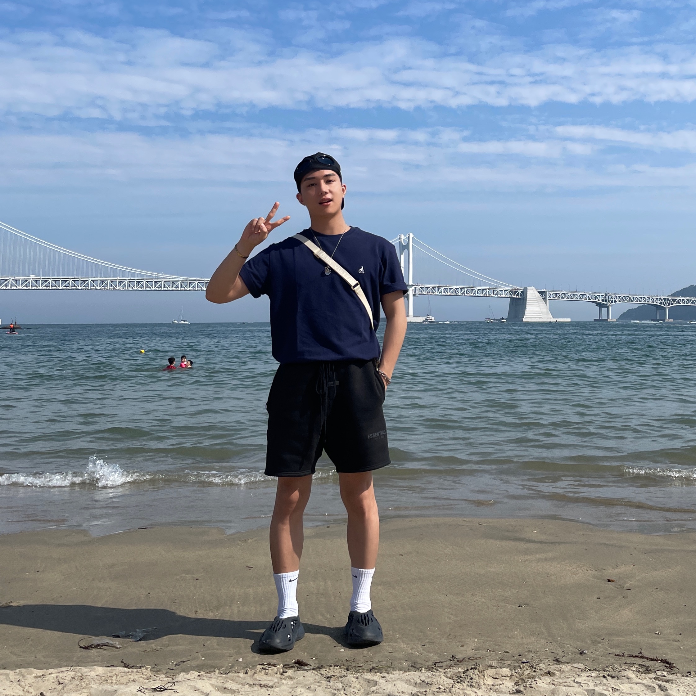Essentials Sweatshorts Black - 21SS, Adidas Yeezy Foam RNNR Mineral Blue 착용 스타일