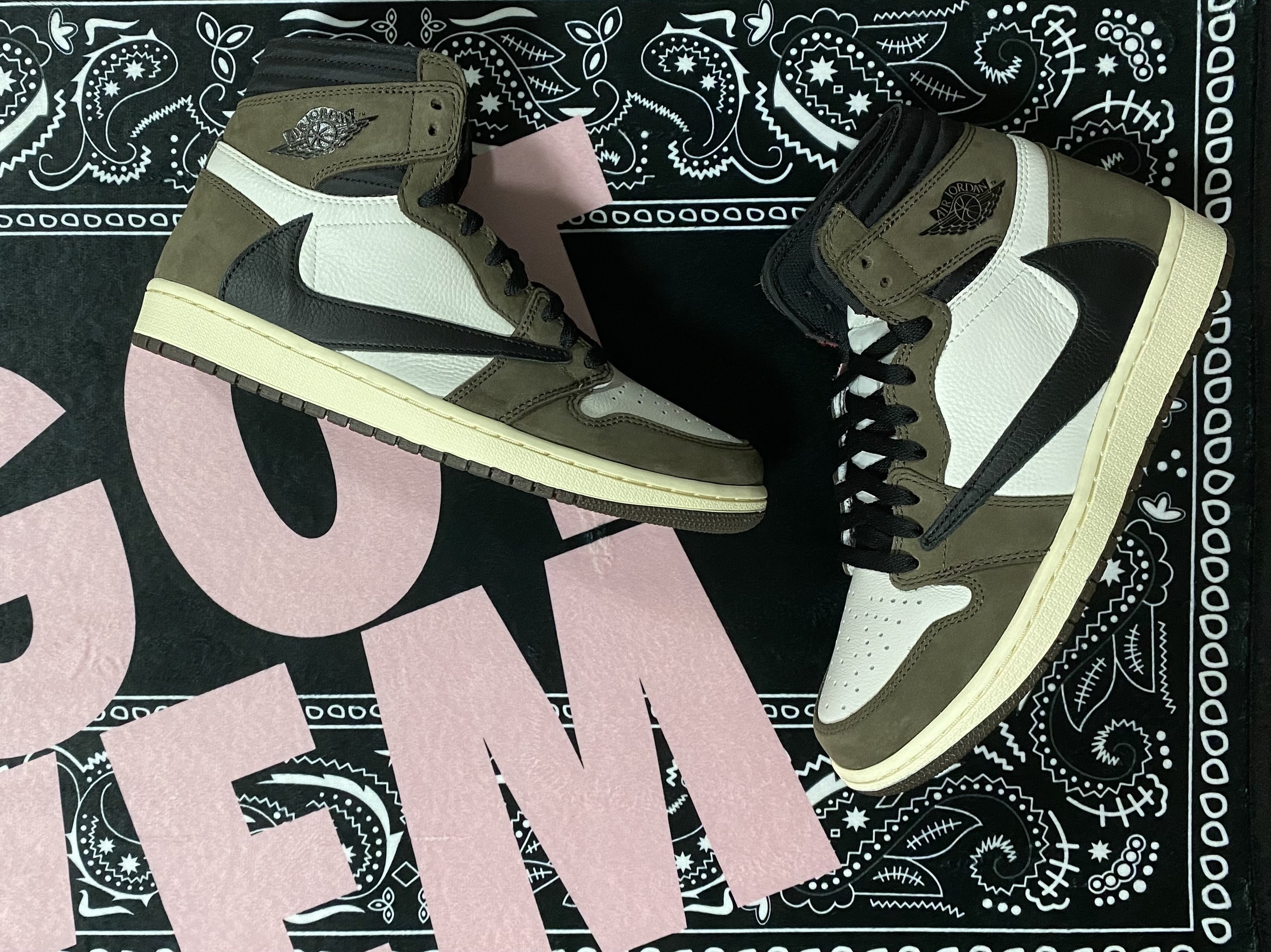 Jordan 1 x Trophy Room Retro High OG SP Chicago (Friends & Family), Jordan 1 x Travis Scott Retro High OG SP Mocha 착용 스타일 - 4