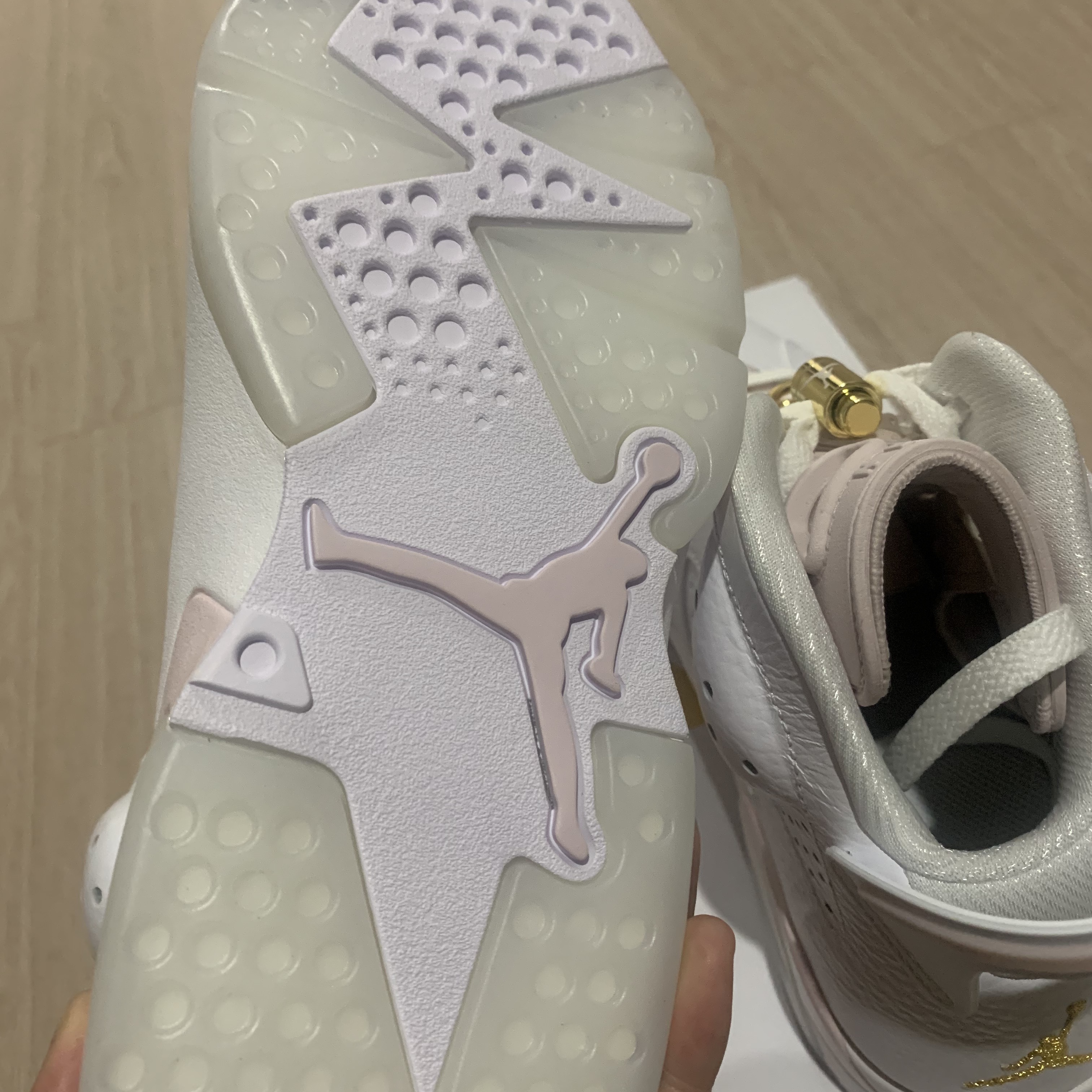 (W) Jordan 6 Retro Gold Hoops 착용 스타일 - 5