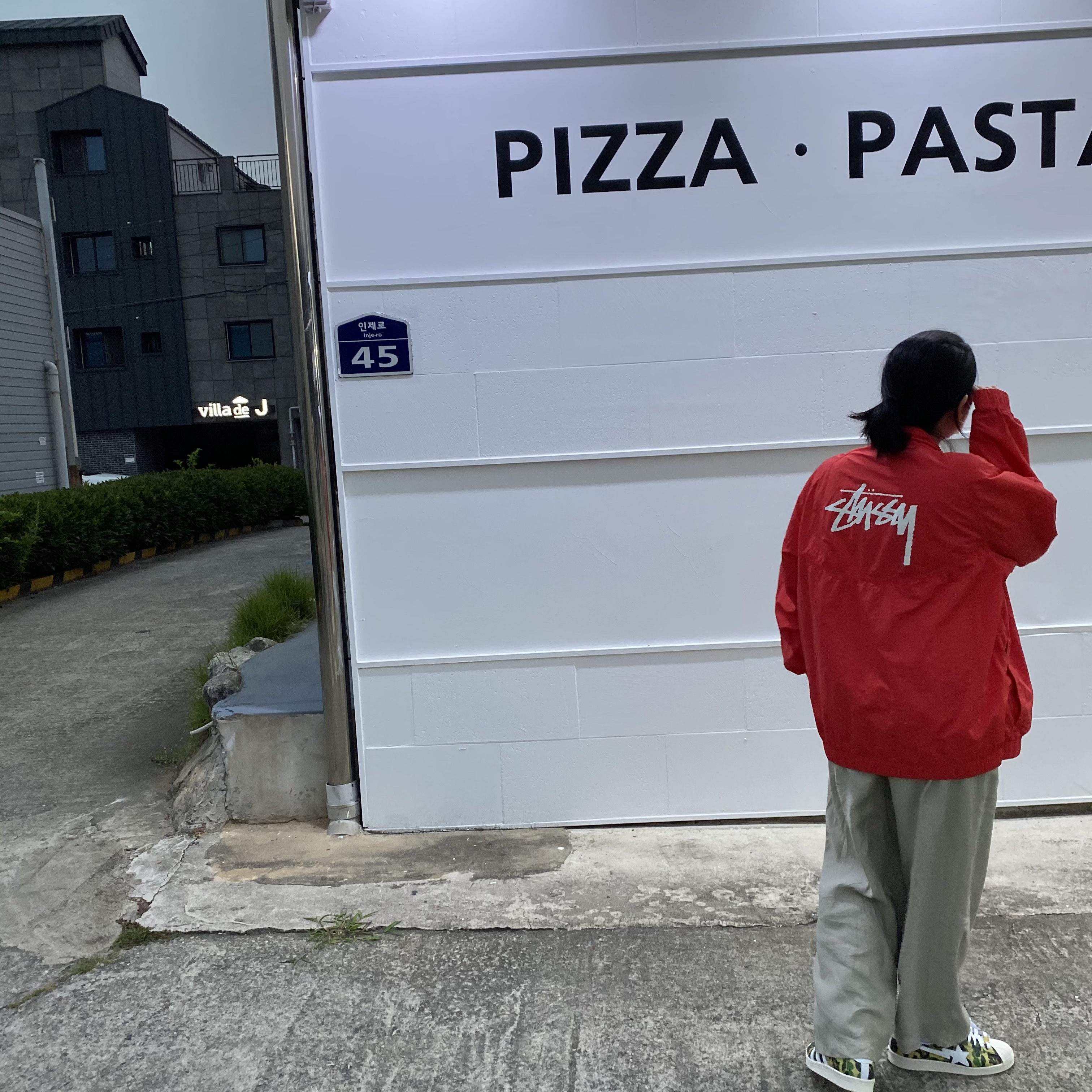 Adidas x BAPE Superstar 80s Green Camo, Nike x Stussy Windrunner Jacket Habanero Red 착용 스타일 - 1