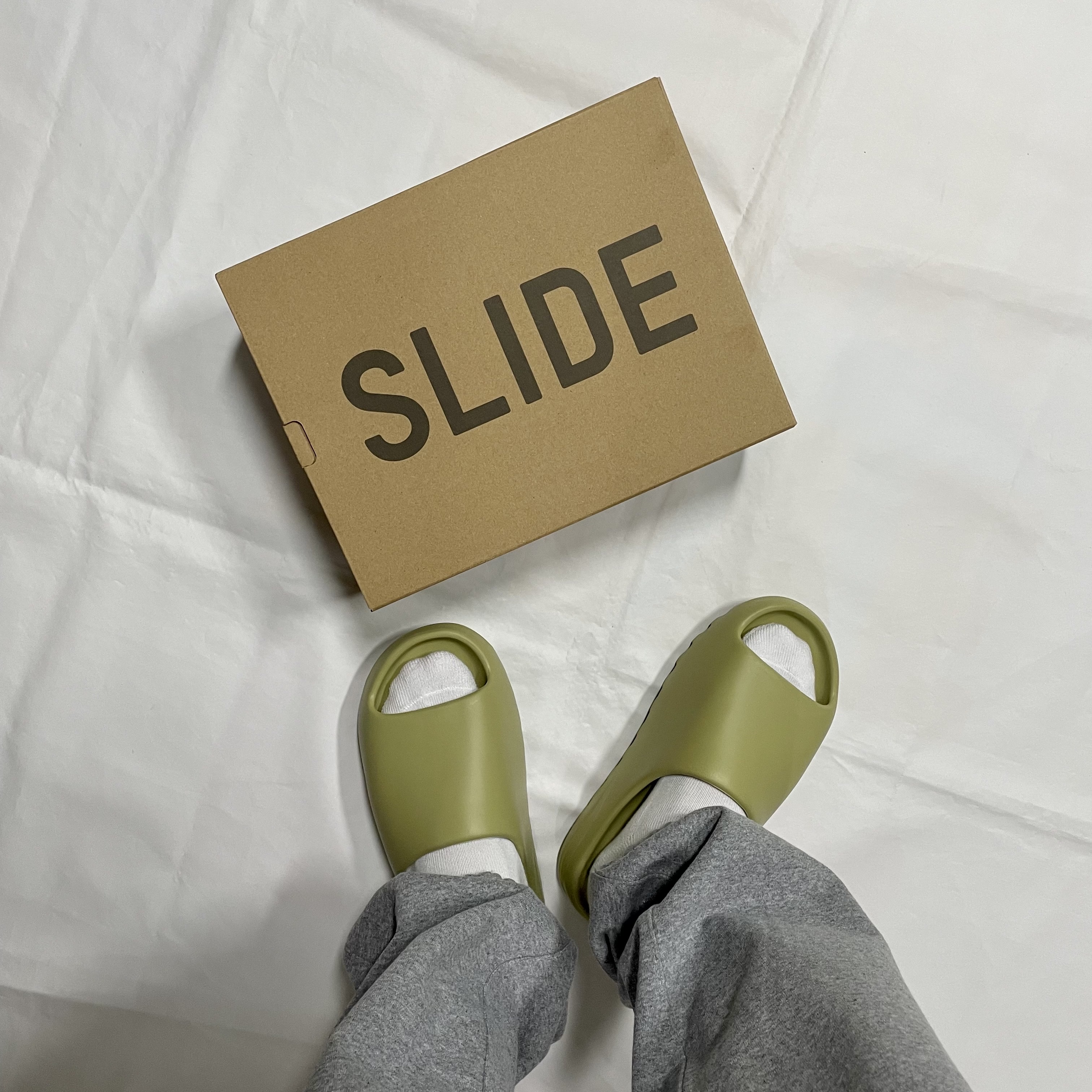Adidas Yeezy Slide Resin 2021 착용 스타일