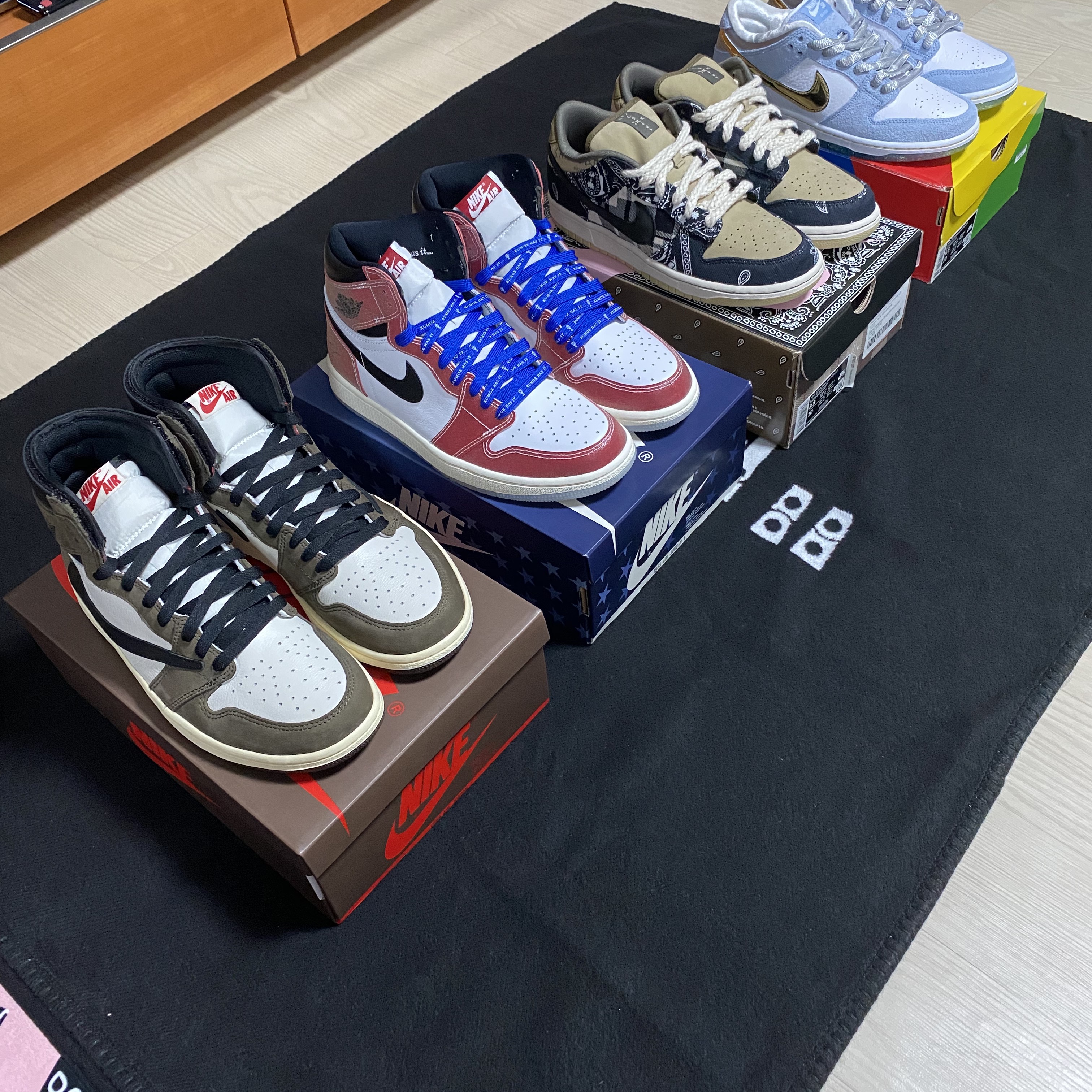 Jordan 1 x Trophy Room Retro High OG SP Chicago (Friends & Family), Jordan 1 x Travis Scott Retro High OG SP Mocha 착용 스타일 - 1