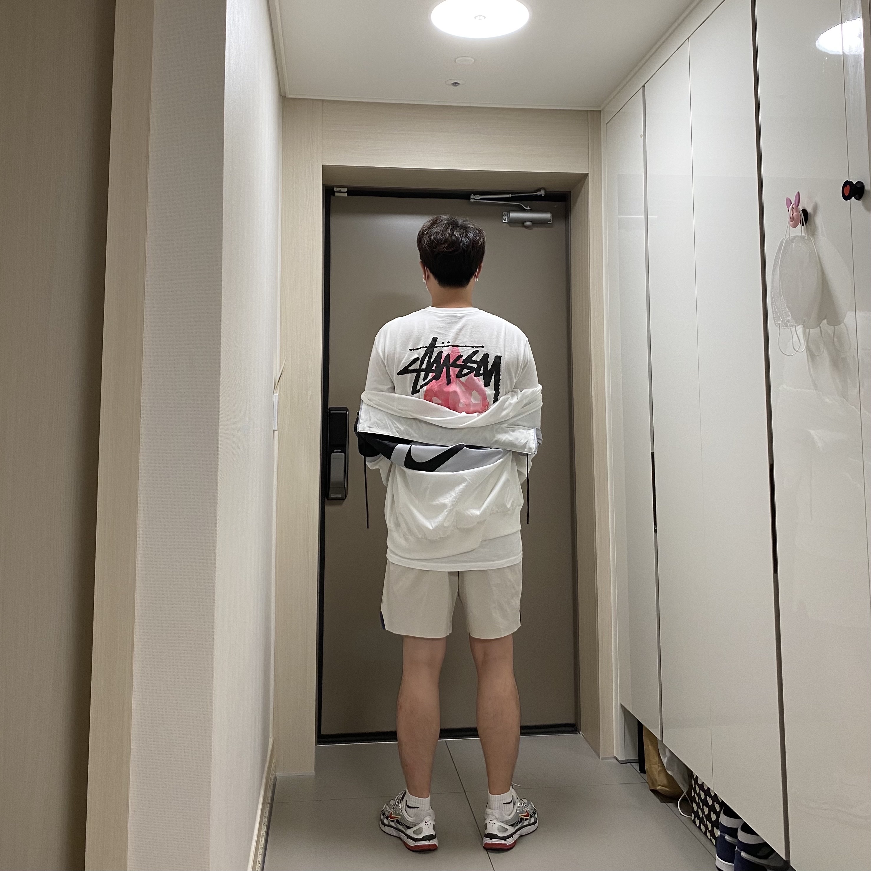 Stussy Reflection T-Shirt White, (W) Nike P-6000 Metallic Silver Red 착용 스타일 - 2