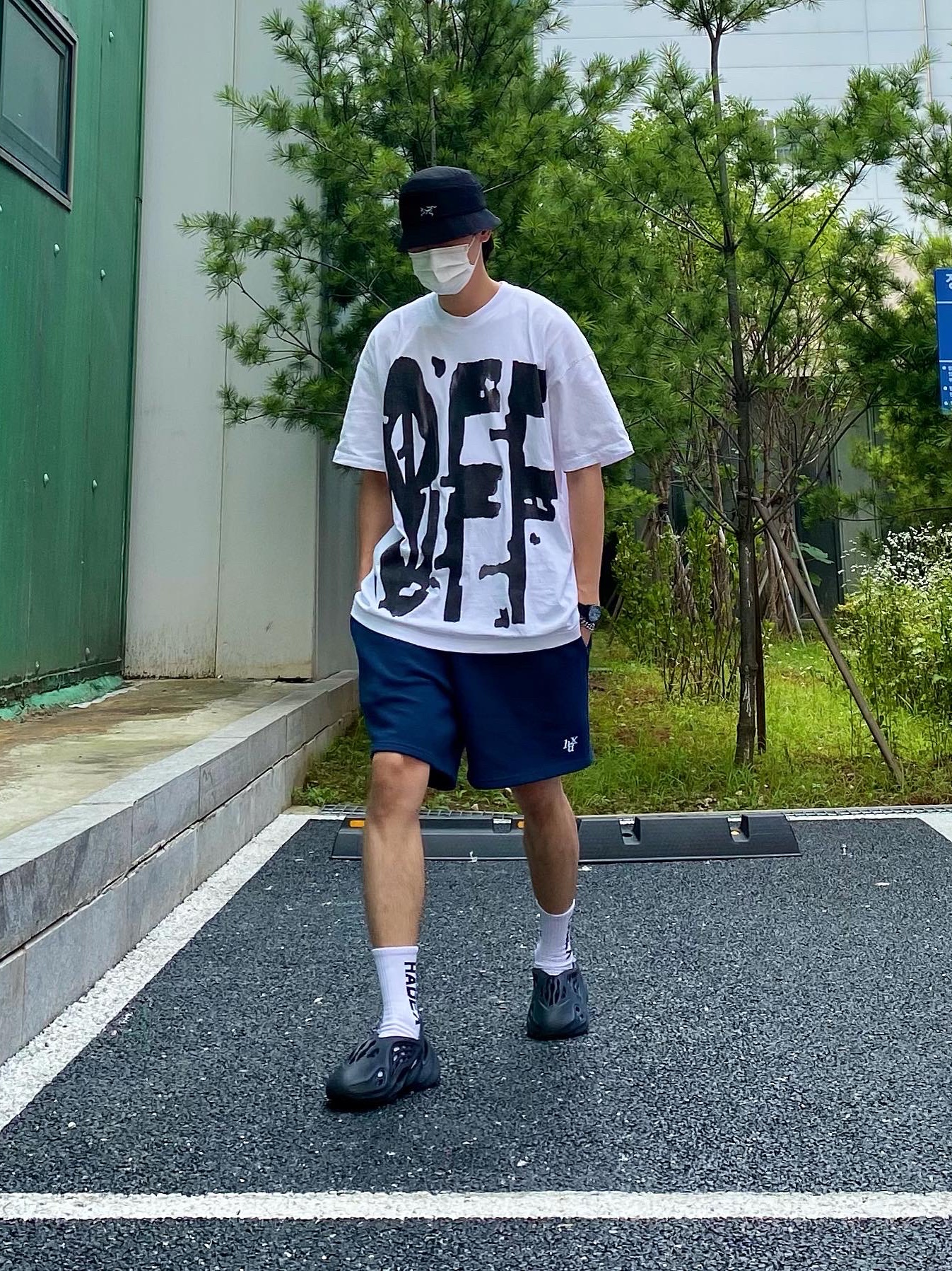 Adidas Yeezy Foam RNNR Mineral Blue, Palace x Arc'teryx Sinsolo Hat Black - 20FW 착용 스타일 - 2