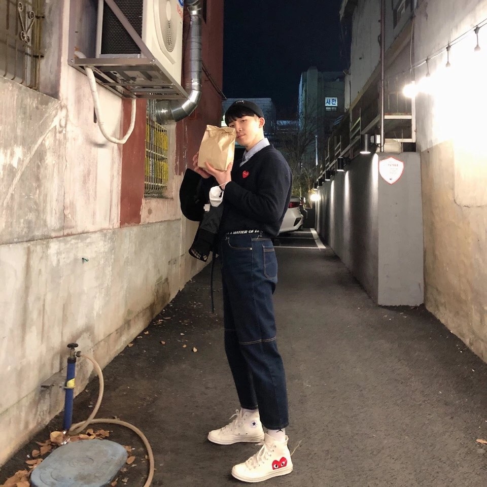 Play Comme des Garcons Red Heart Knit Cardigan Navy, Converse x Play Comme des Garcons Chuck 70 Hi White 착용 스타일 - 2