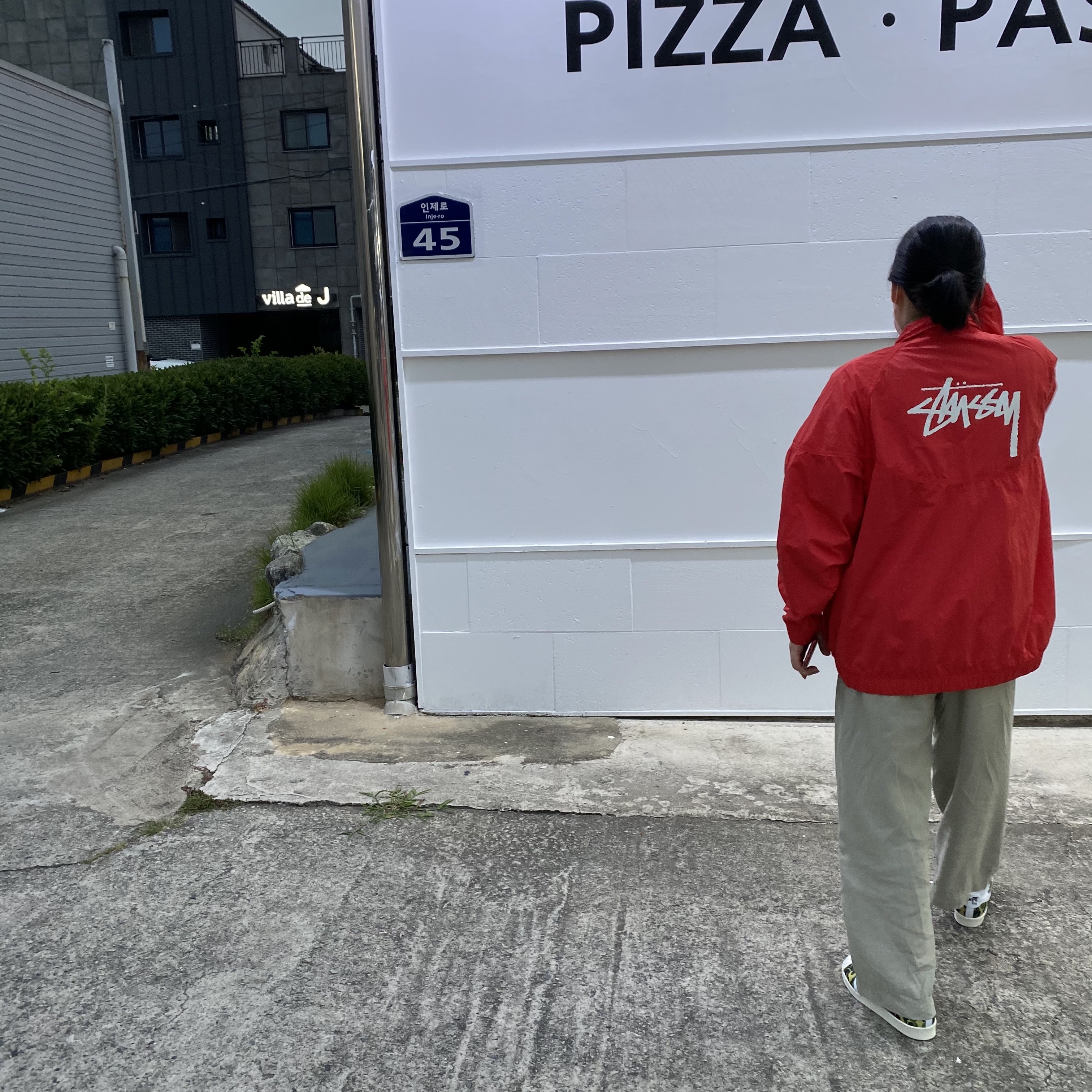 Adidas x BAPE Superstar 80s Green Camo, Nike x Stussy Windrunner Jacket Habanero Red 착용 스타일 - 2