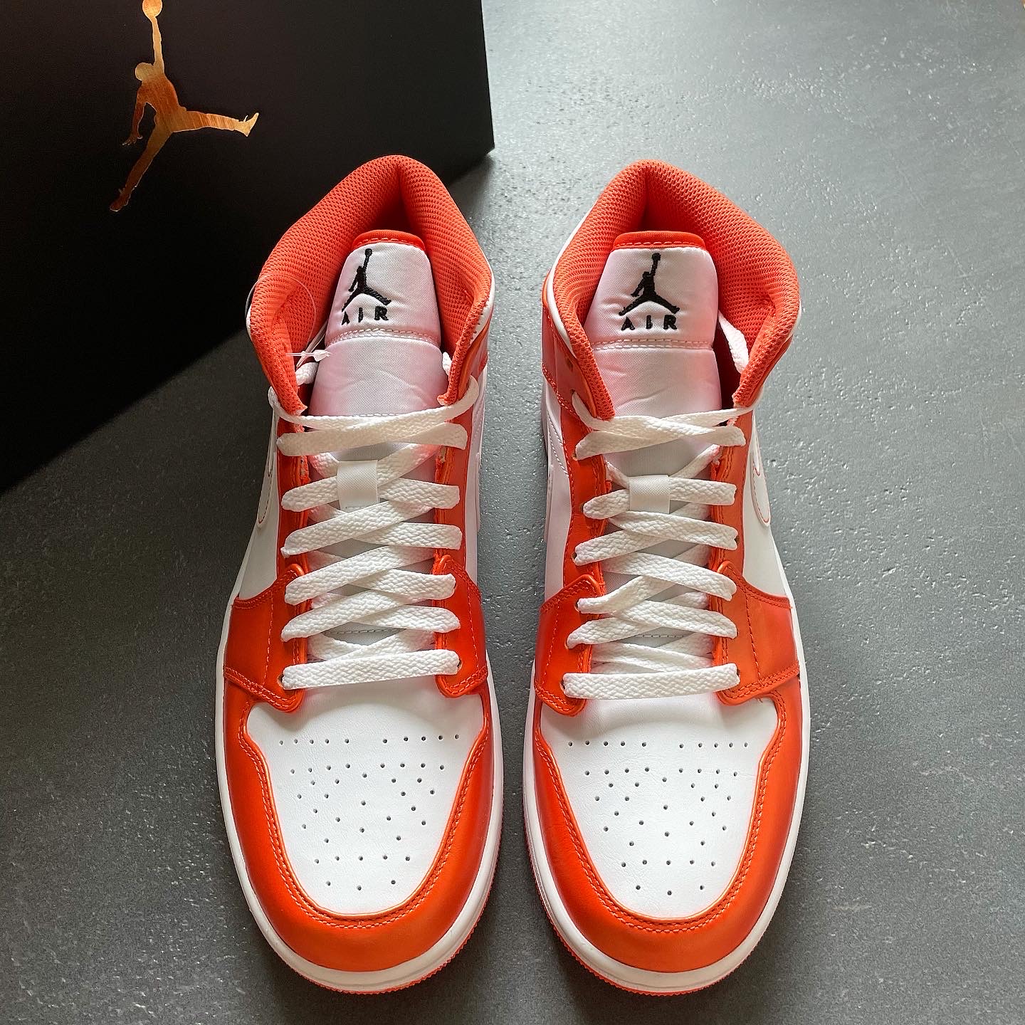 Jordan 1 Mid SE Electro Orange 착용 스타일 - 2