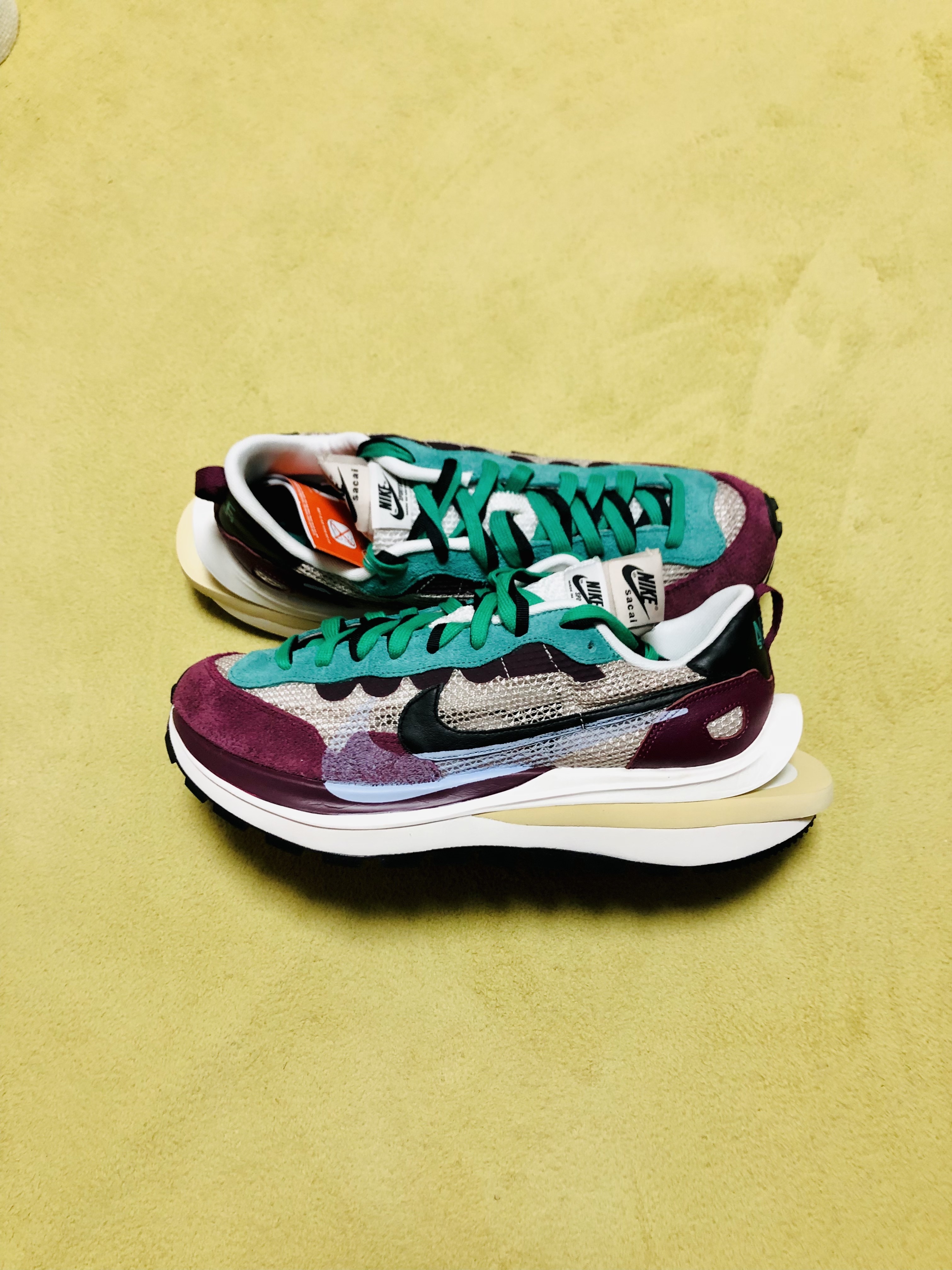 Nike x Sacai VaporWaffle String & Black Villain Red 착용 스타일 - 1