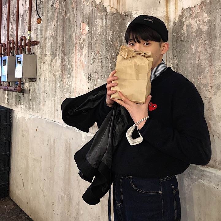 Play Comme des Garcons Red Heart Knit Cardigan Navy, Converse x Play Comme des Garcons Chuck 70 Hi White 착용 스타일 - 1