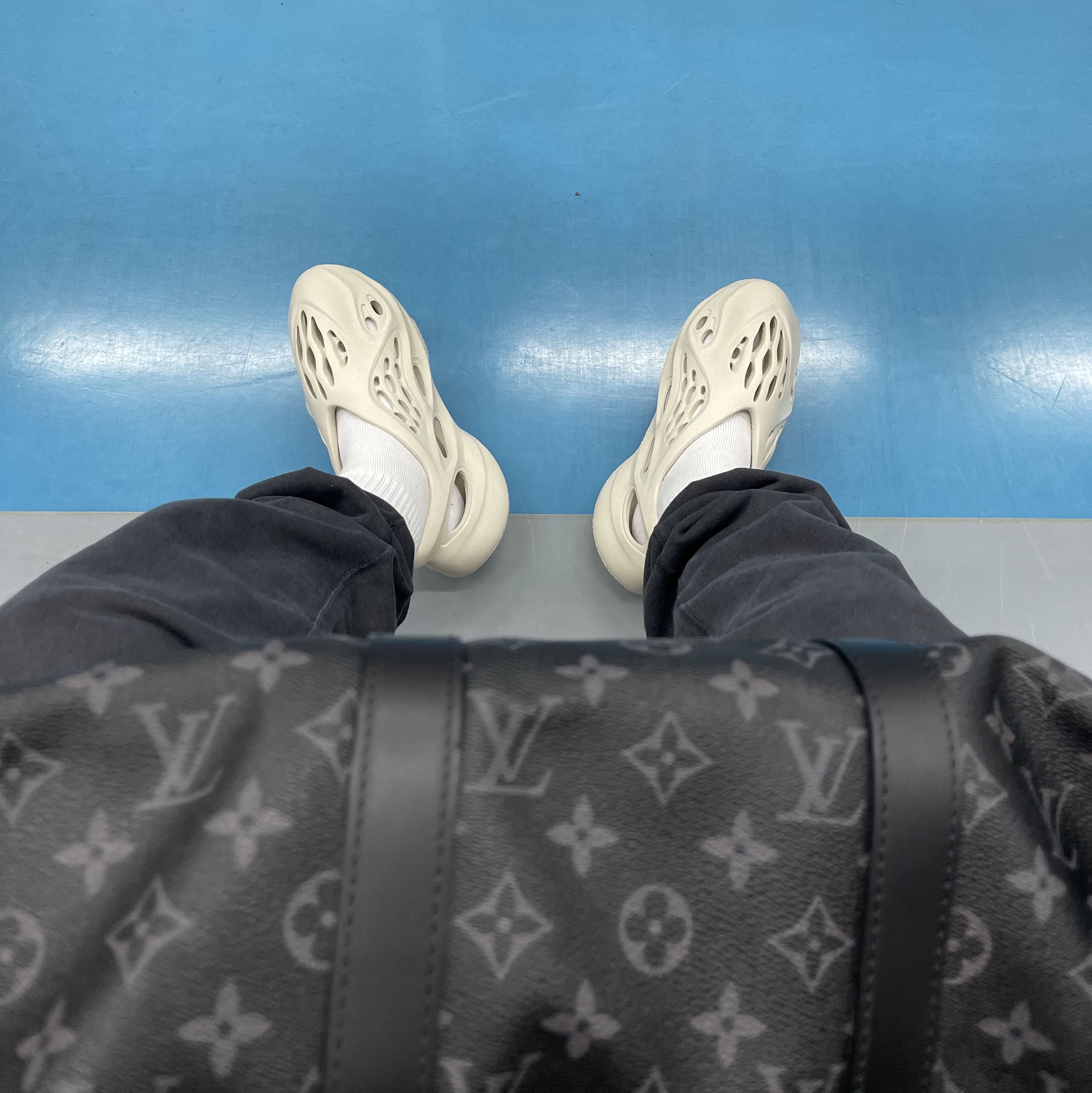 Adidas Yeezy Foam RNNR Sand 착용 스타일