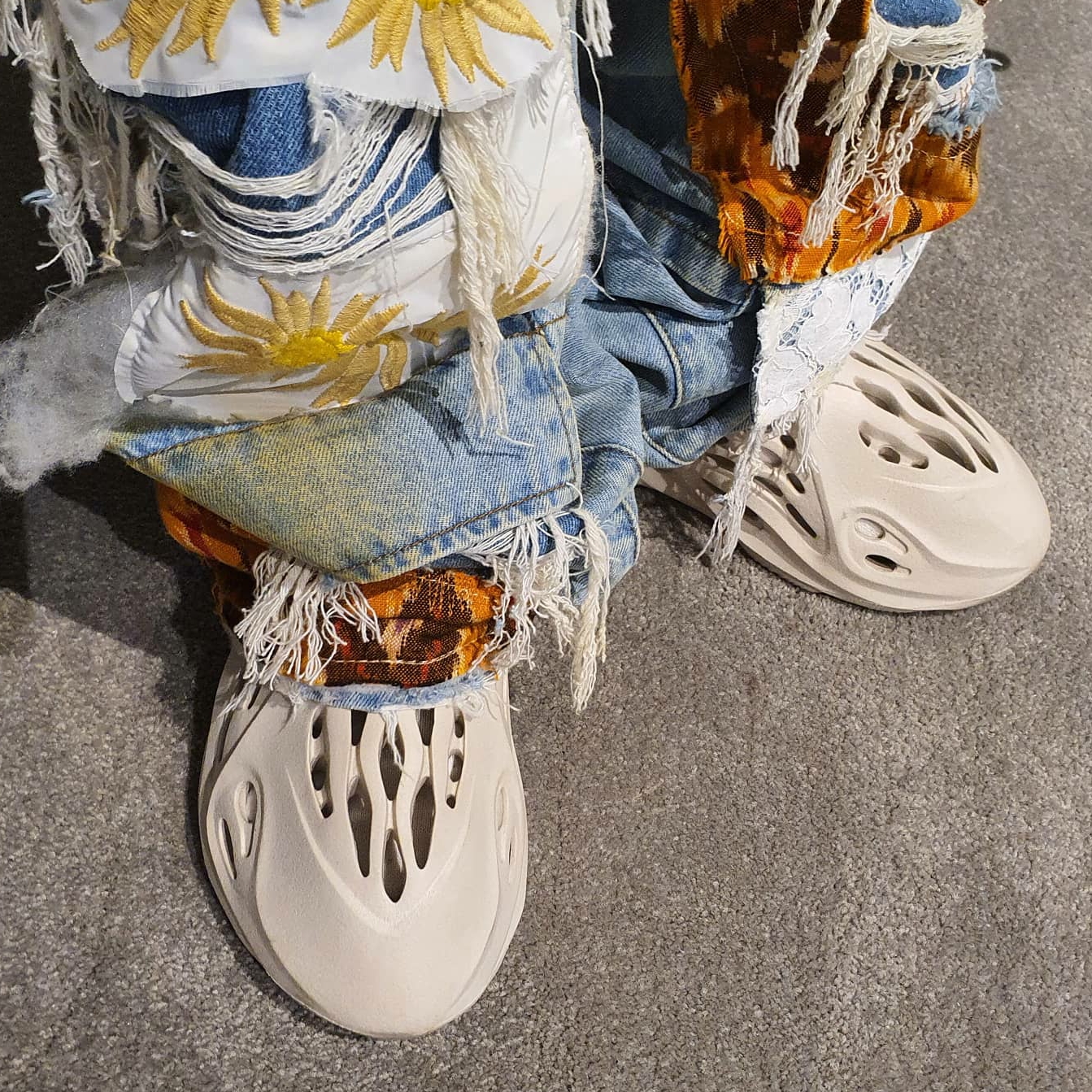 Adidas Yeezy Foam RNNR Sand, Stussy x CDG Canvas Bucket Hat 착용 스타일 - 4