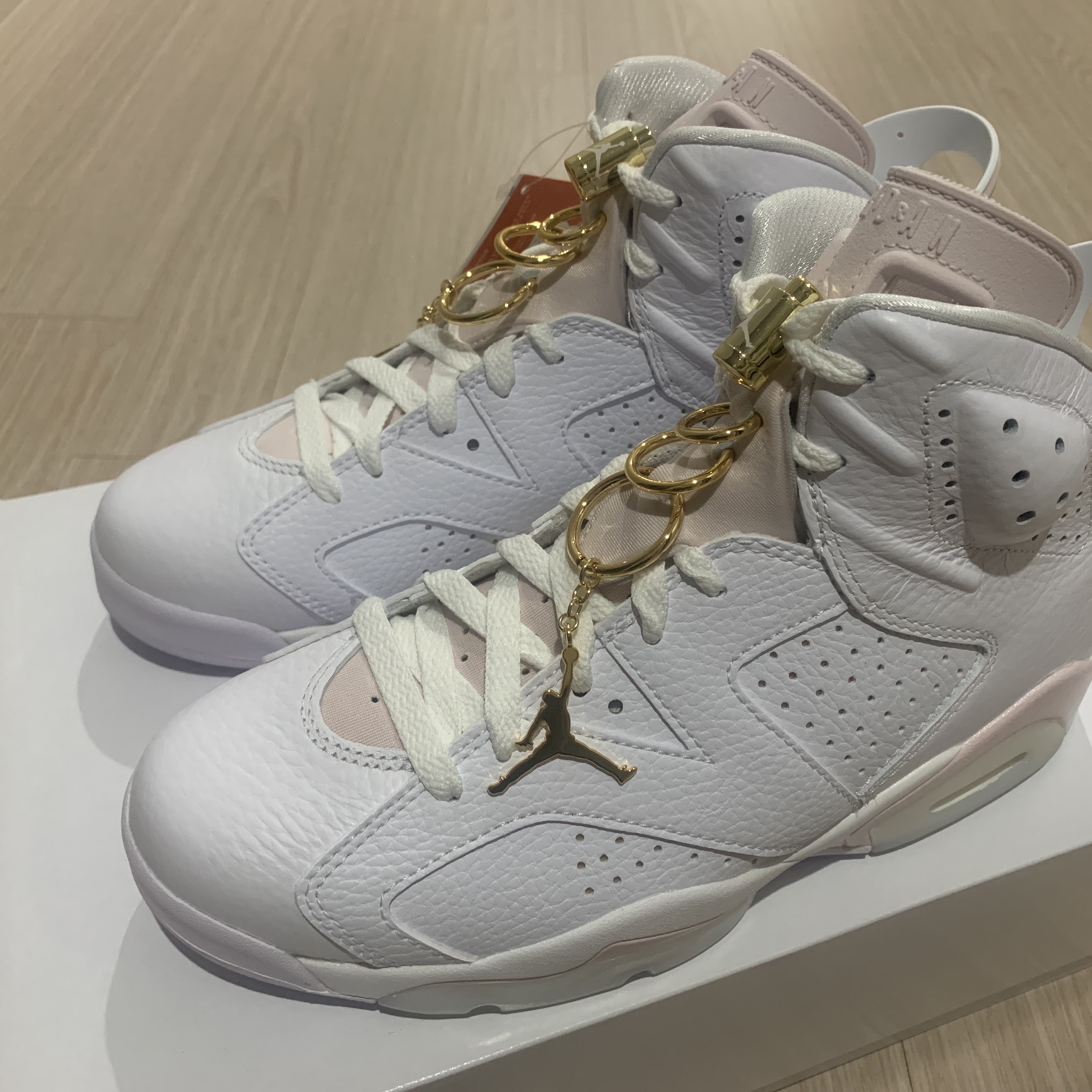(W) Jordan 6 Retro Gold Hoops 착용 스타일 - 1