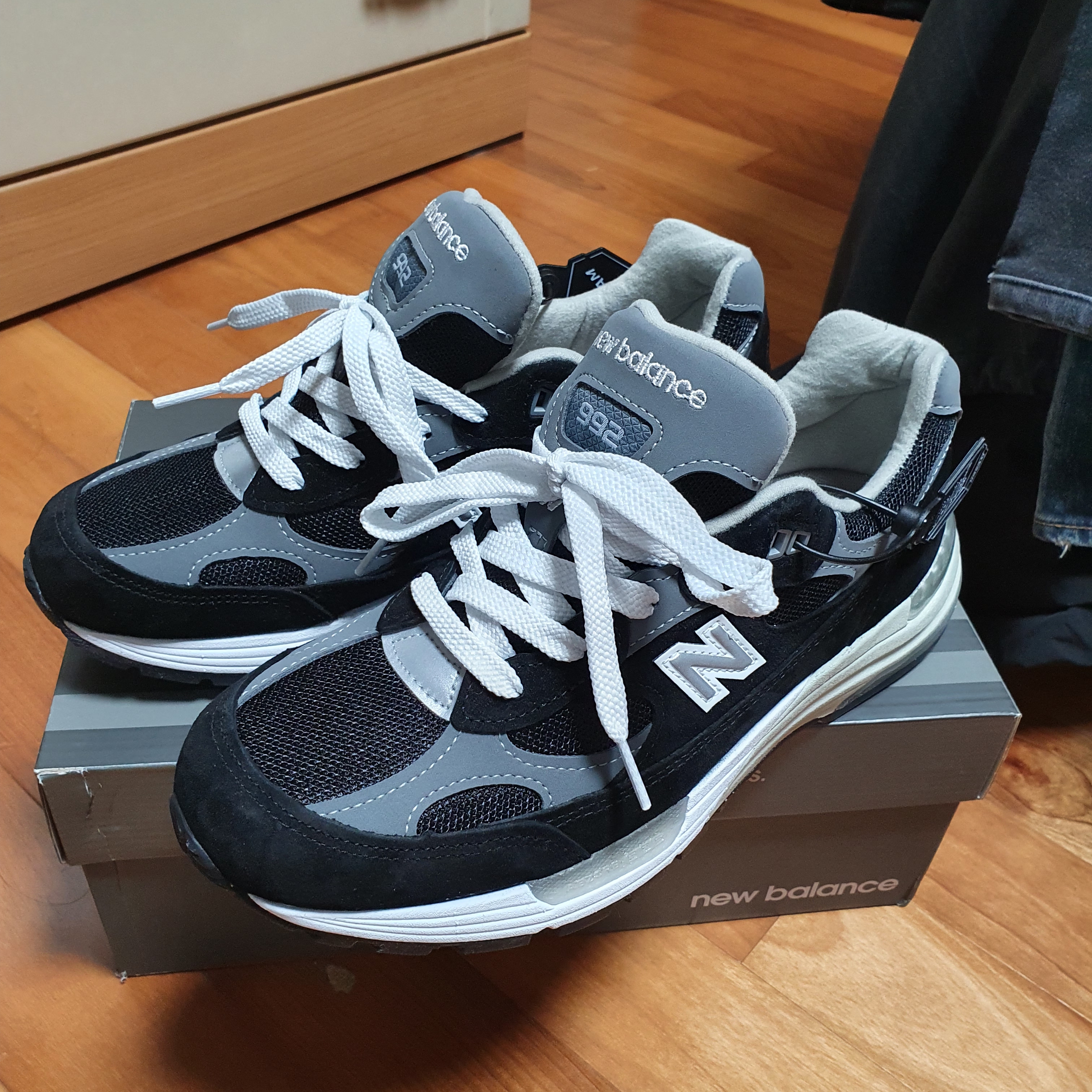 New Balance 992 Made in USA Black Grey 착용 스타일 - 2