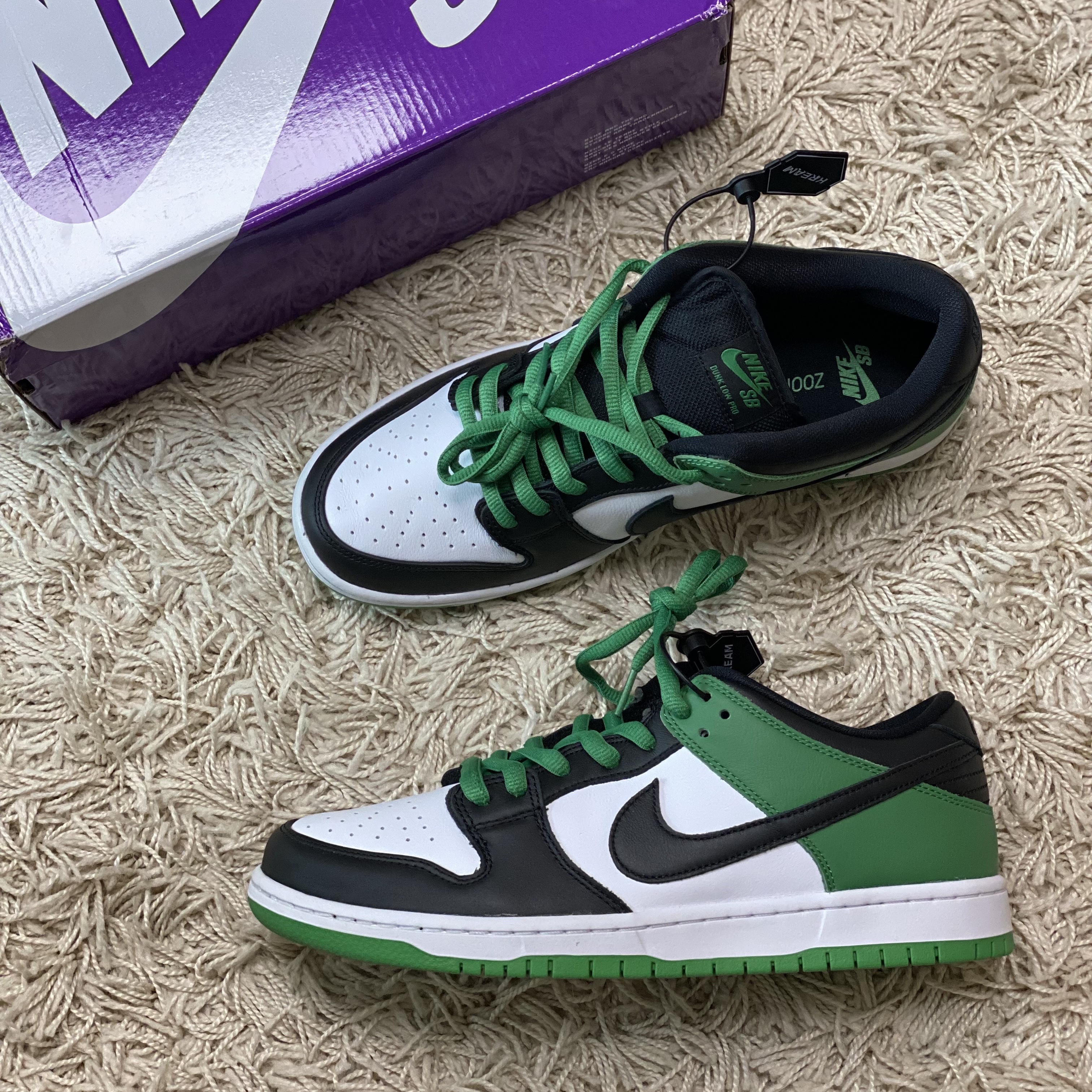 Nike SB Dunk Low Pro Black and Classic Green 착용 스타일