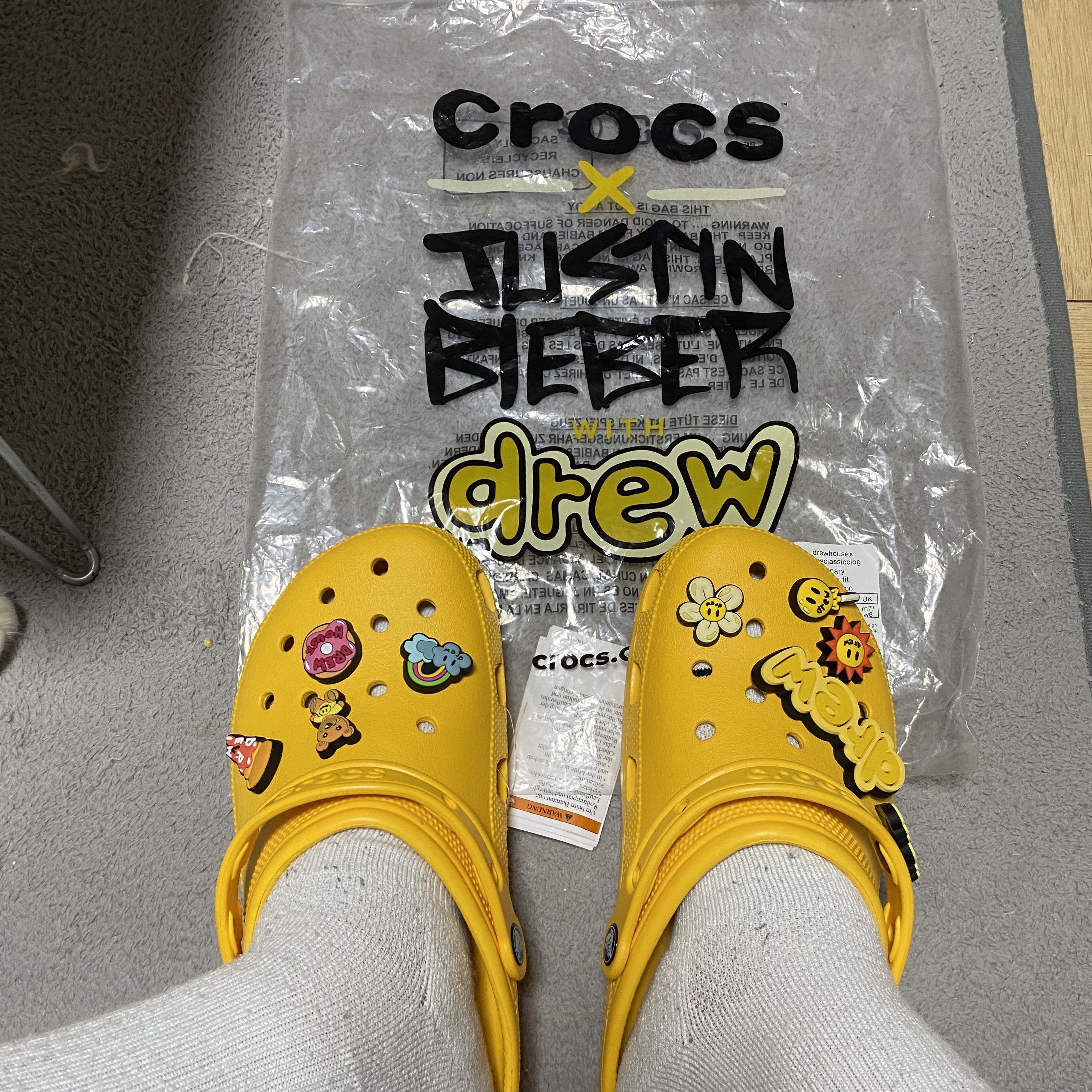Crocs x Justin Bieber x Drew Classic Clog Canary 착용 스타일 - 2