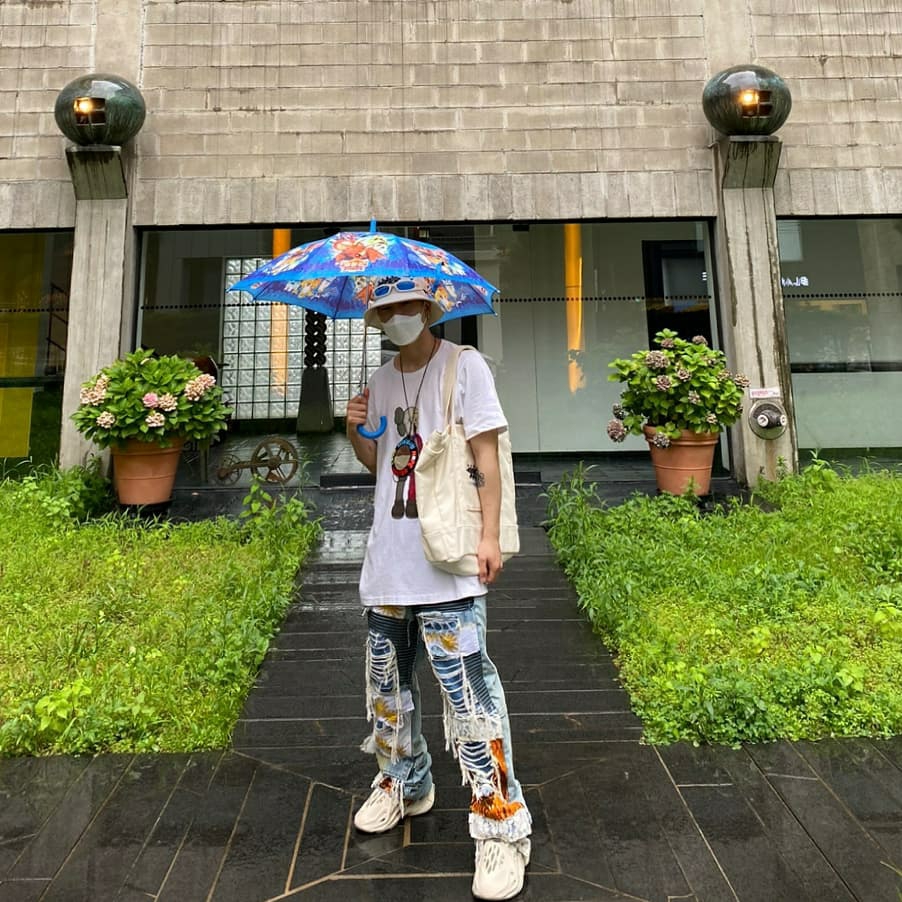 Adidas Yeezy Foam RNNR Sand, Stussy x CDG Canvas Bucket Hat 착용 스타일 - 2