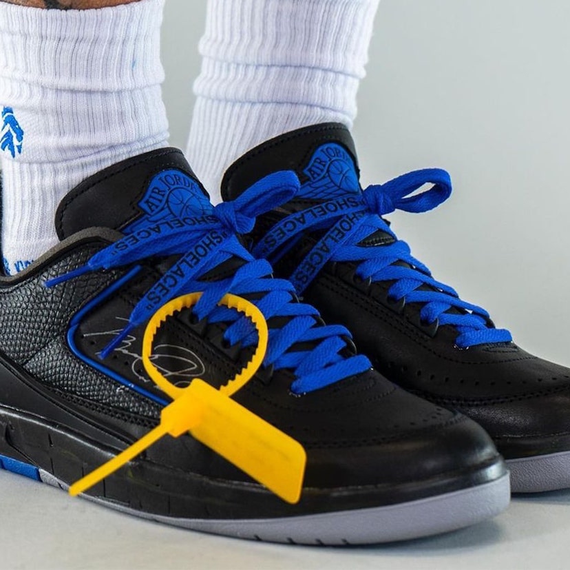 Jordan 2 x Off-White Retro Low SP Black and Varsity Royal 착용 스타일 - 2