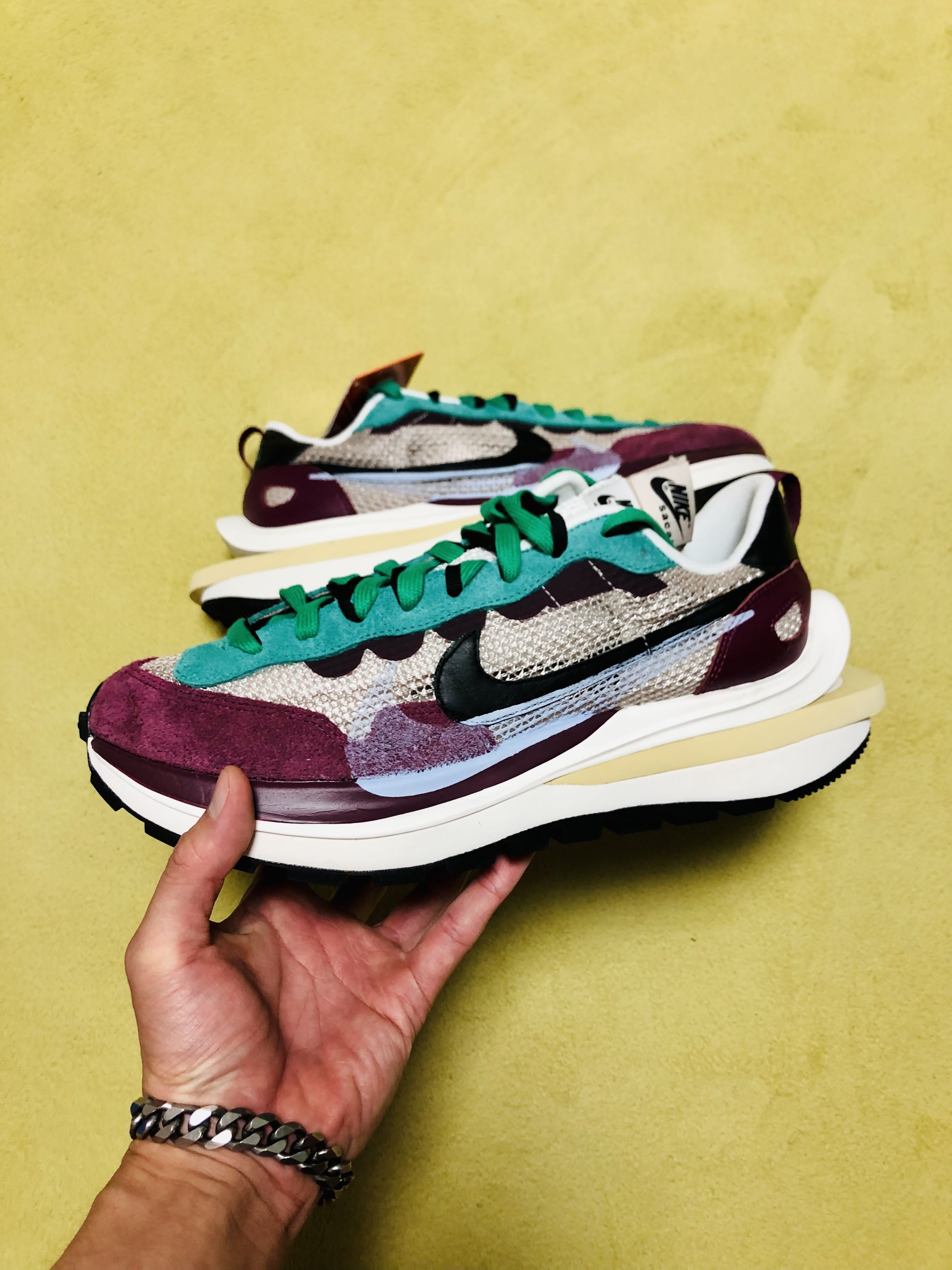Nike x Sacai VaporWaffle String & Black Villain Red 착용 스타일 - 5
