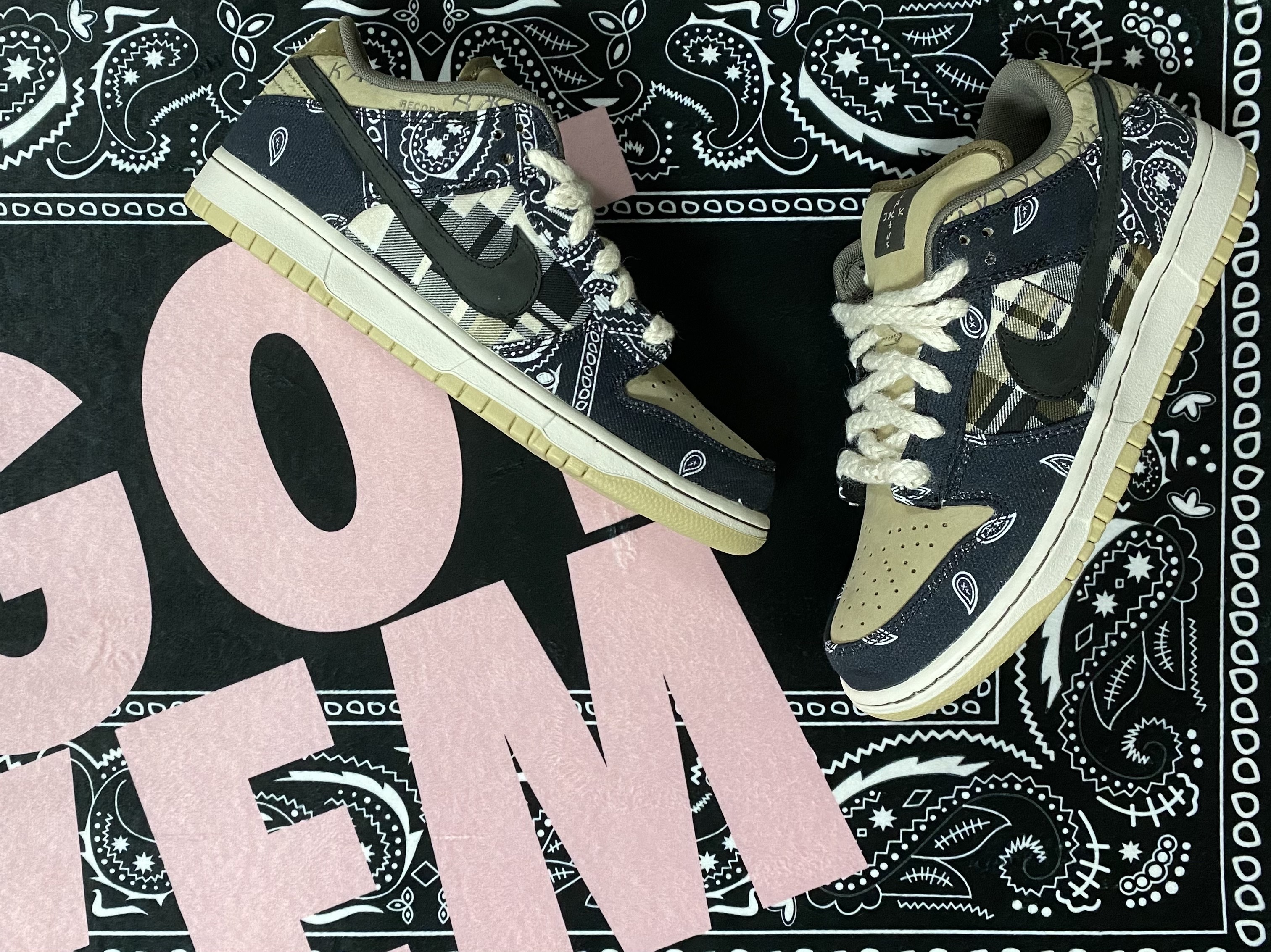 Jordan 1 x Trophy Room Retro High OG SP Chicago (Friends & Family), Jordan 1 x Travis Scott Retro High OG SP Mocha 착용 스타일 - 3