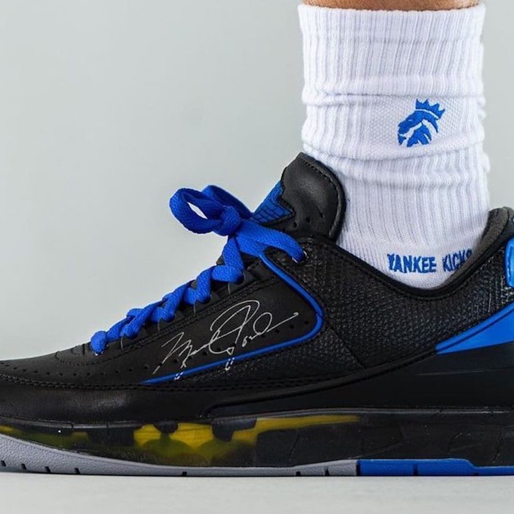 Jordan 2 x Off-White Retro Low SP Black and Varsity Royal 착용 스타일 - 4
