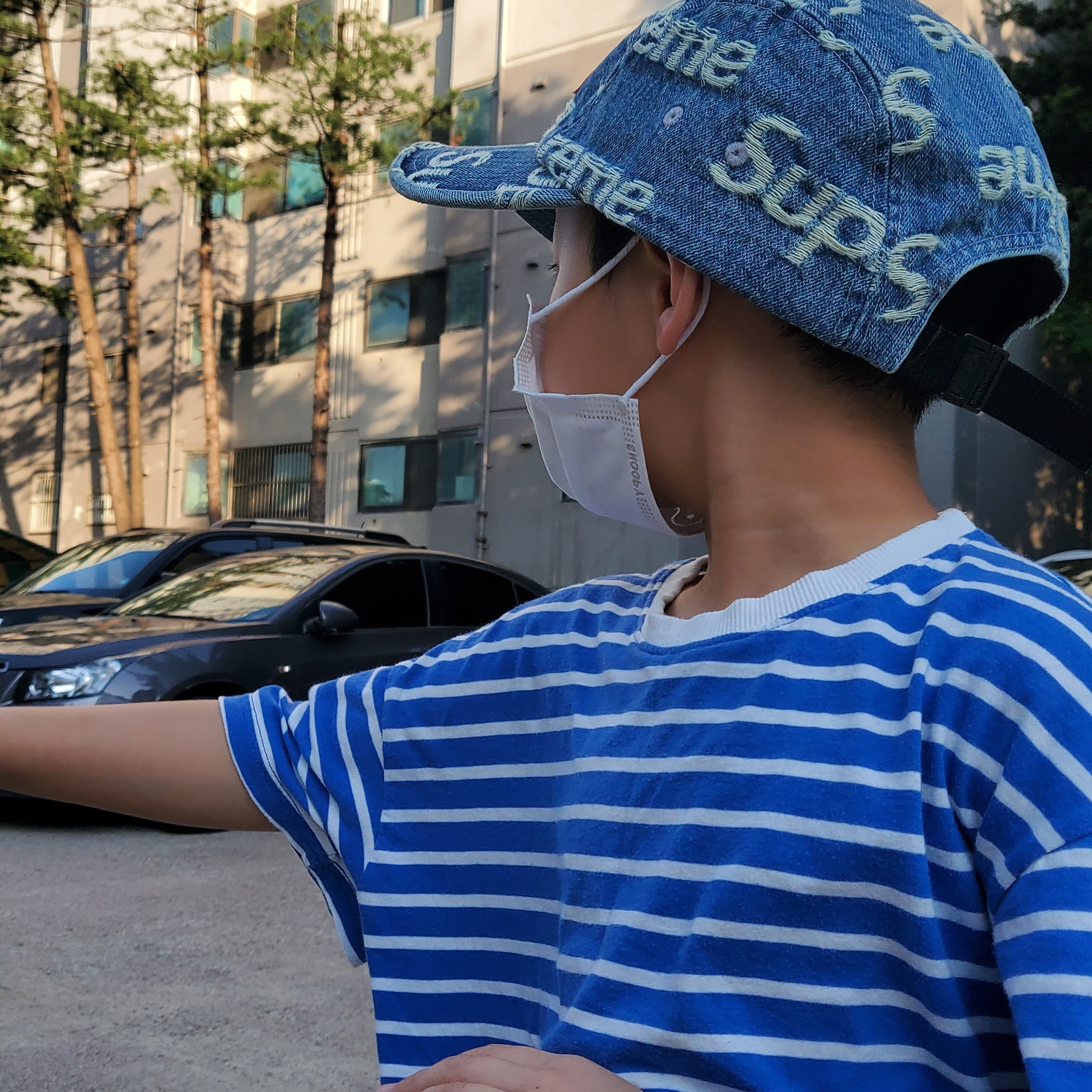 Supreme Frayed Logos Denim Camp Cap Blue - 21SS 착용 스타일