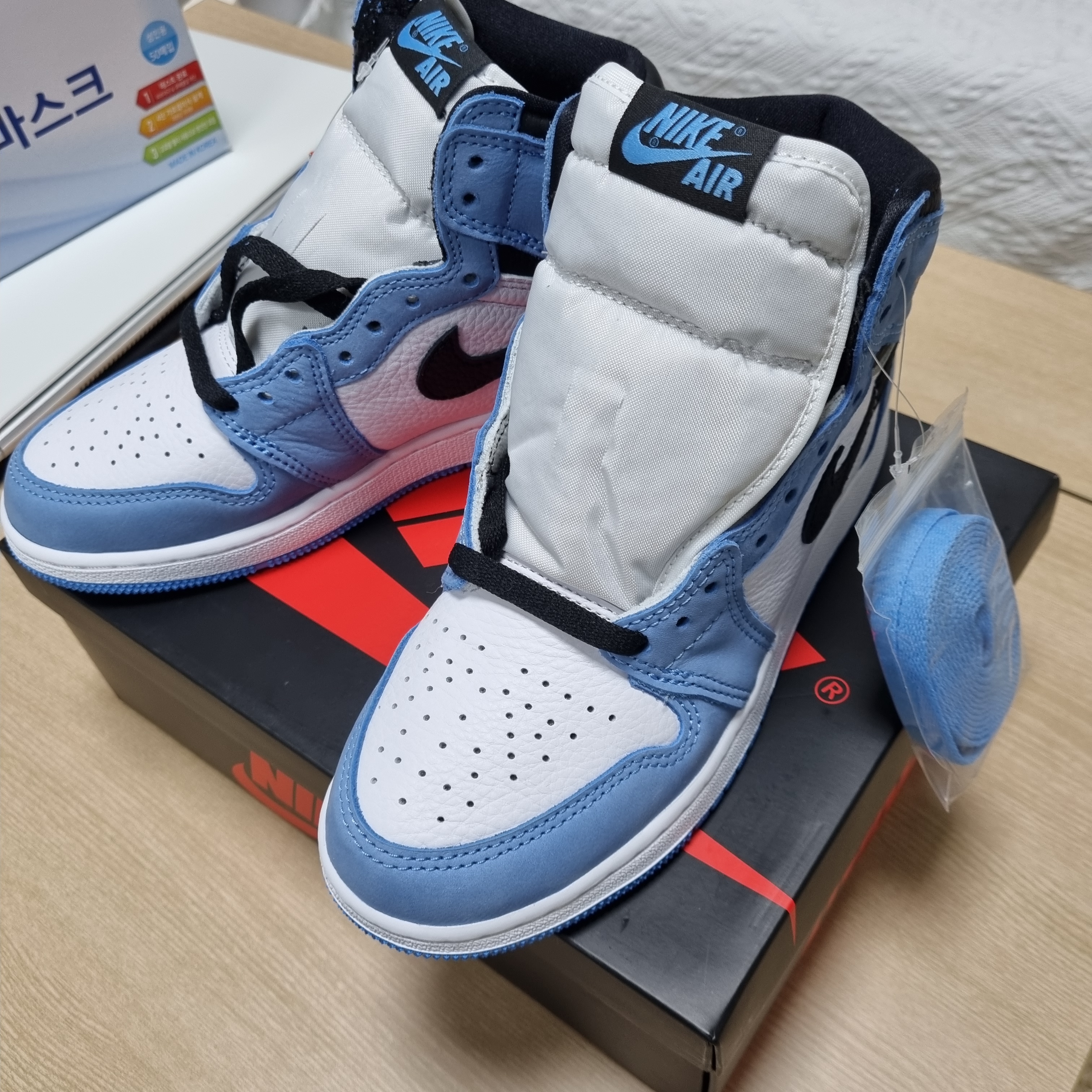 (GS) Jordan 1 Retro High OG University Blue 착용 스타일 - 1