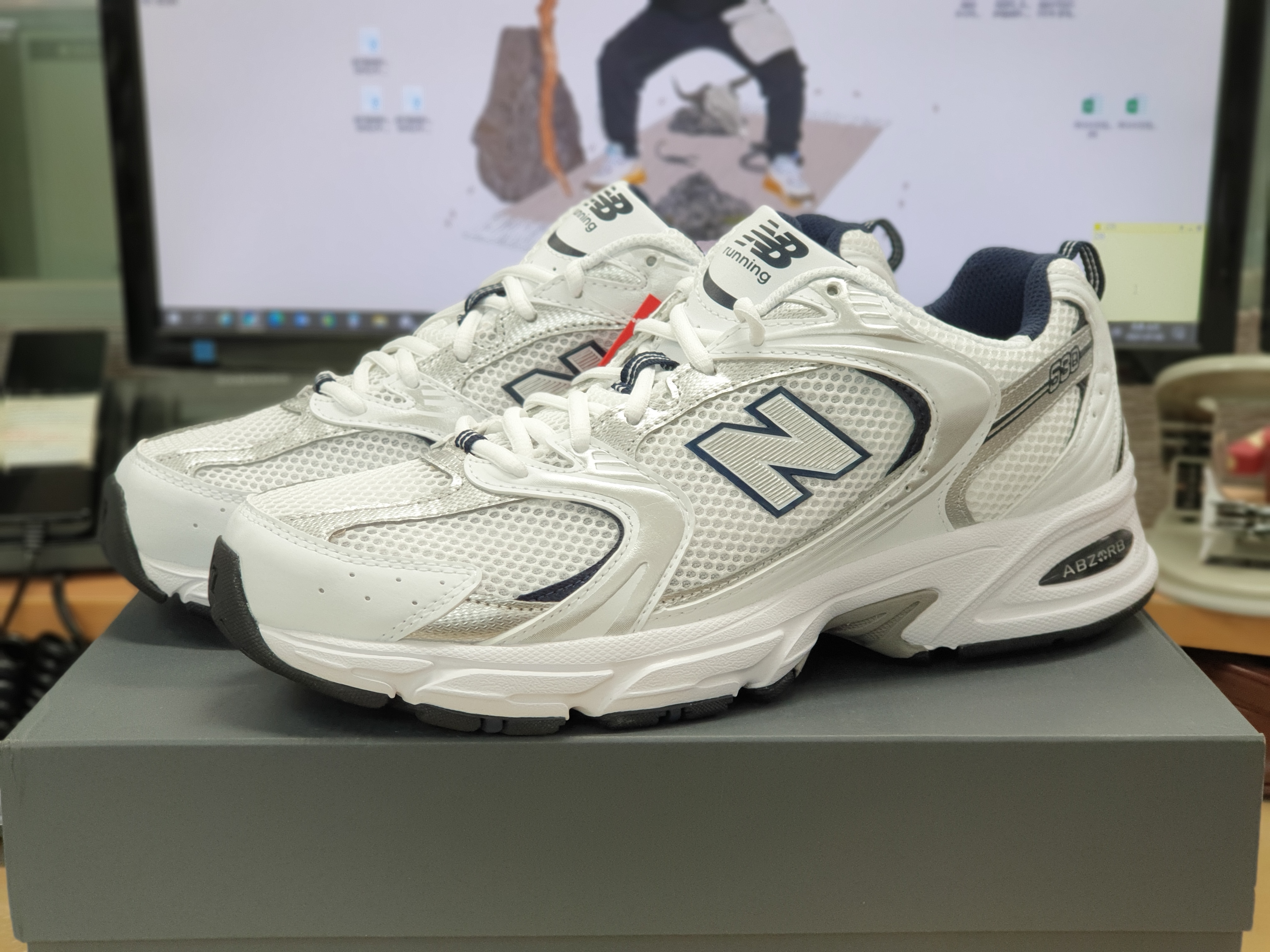 New Balance 530 White 착용 스타일