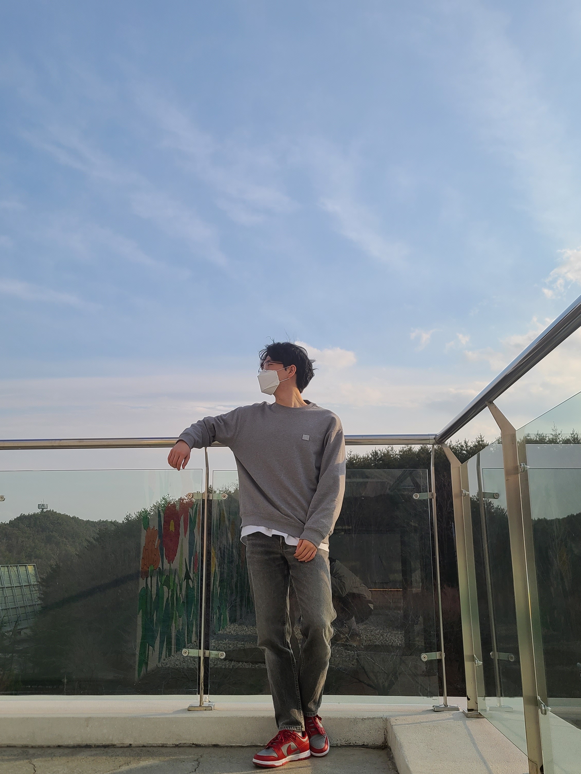 Acne Studios Forba Face Crewneck Sweatshirt Light Grey Melange, Nike Dunk Low Retro Medium Grey 착용 스타일