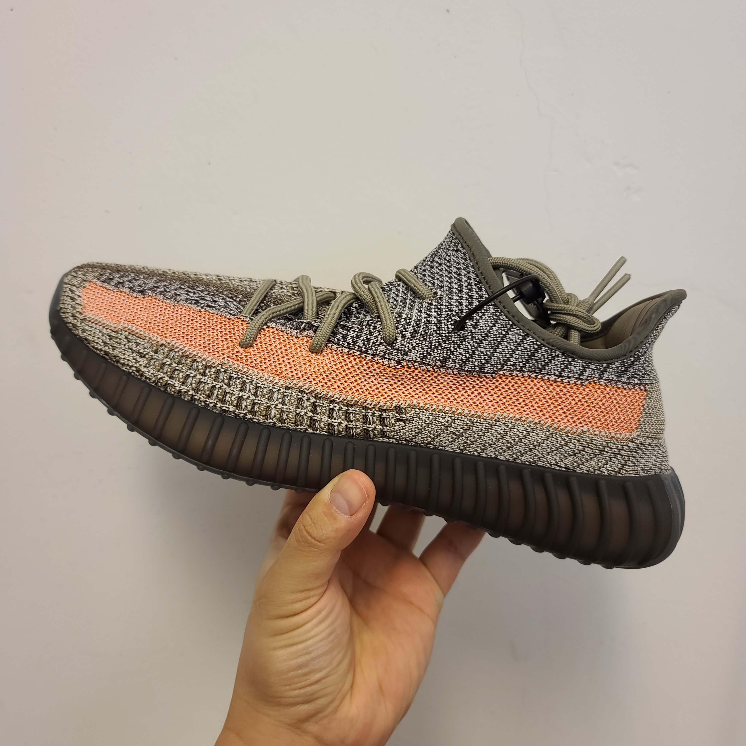 Adidas Yeezy Boost 350 V2 Ash Stone 착용 스타일