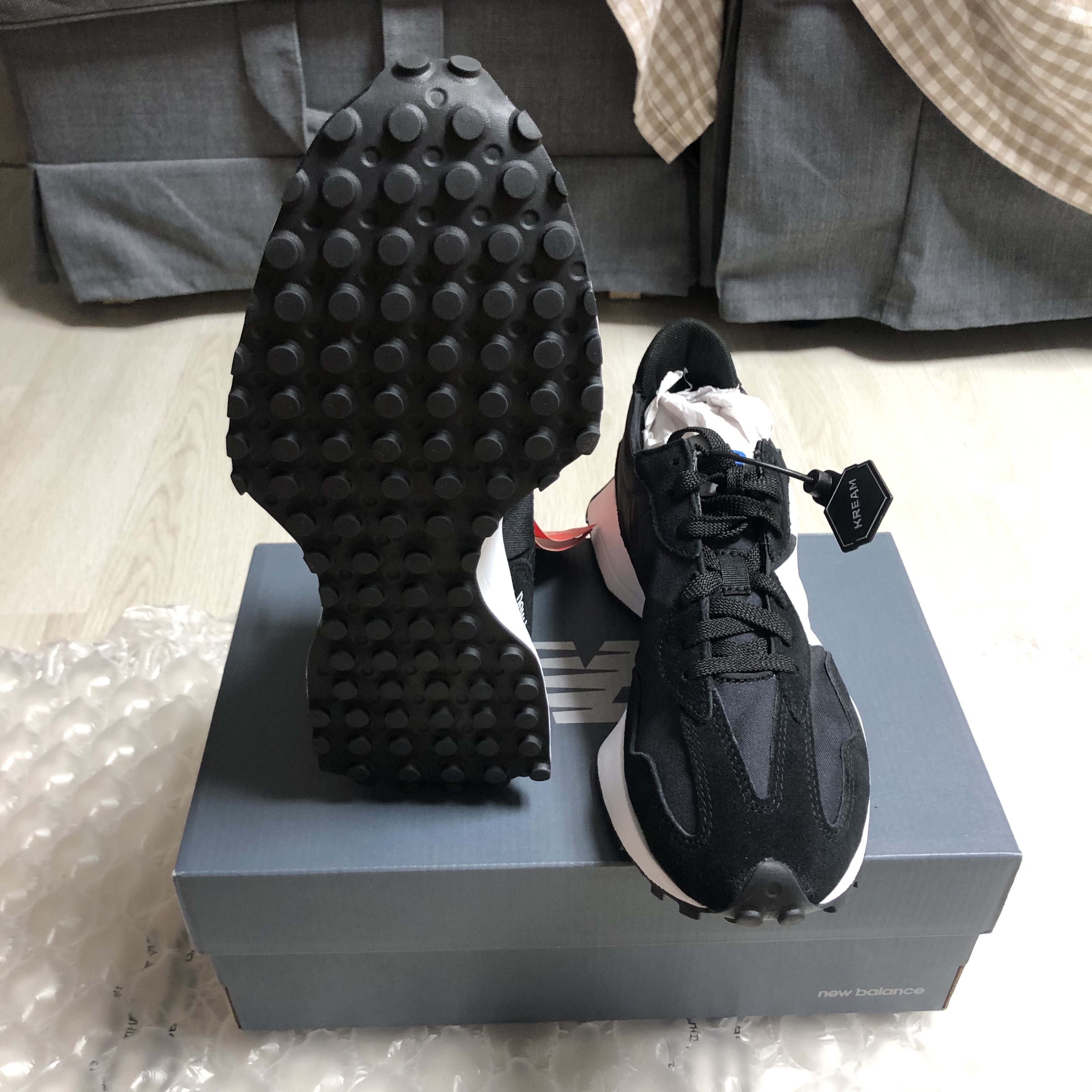 New Balance 327 Black 착용 스타일