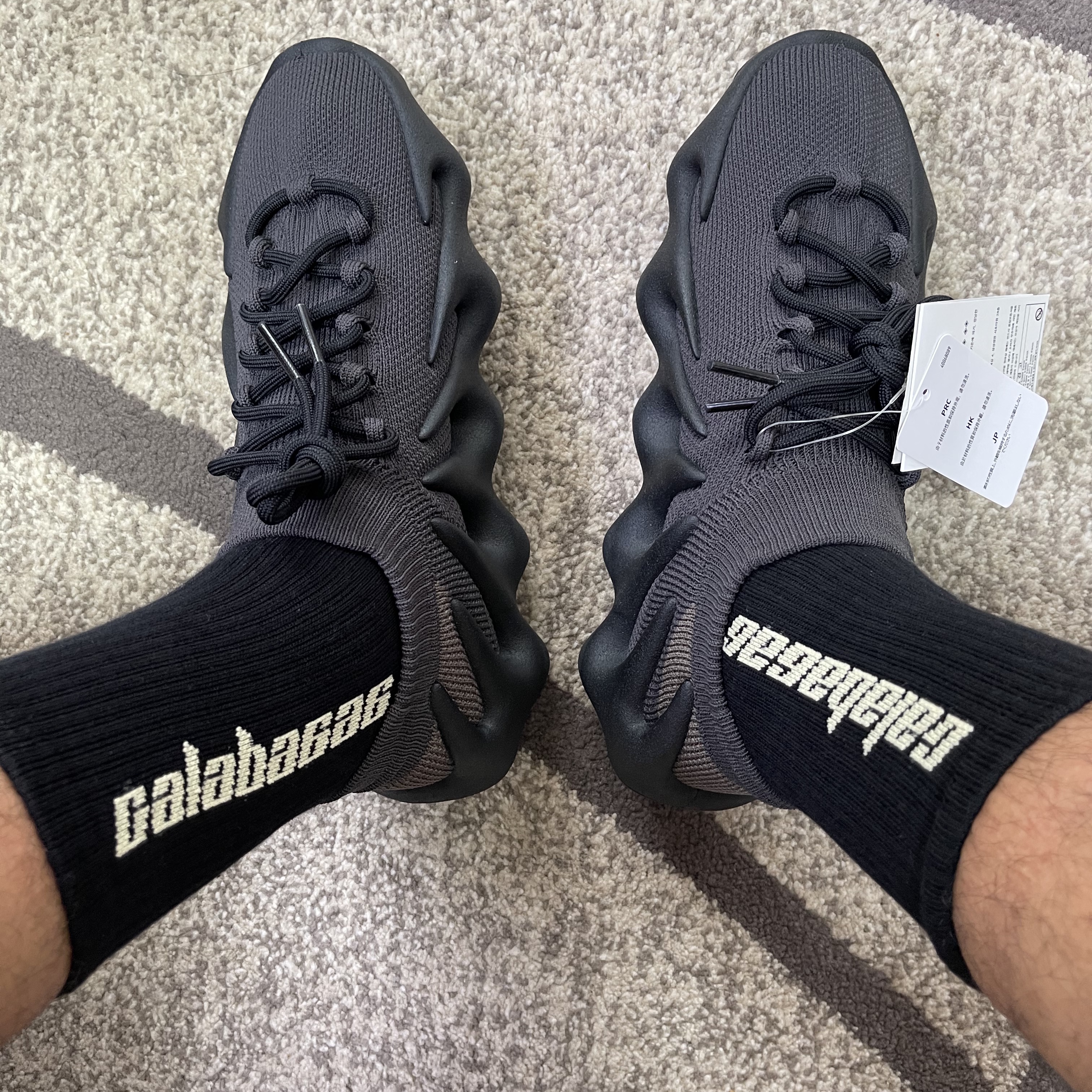 Adidas Yeezy 450 Dark Slate 착용 스타일