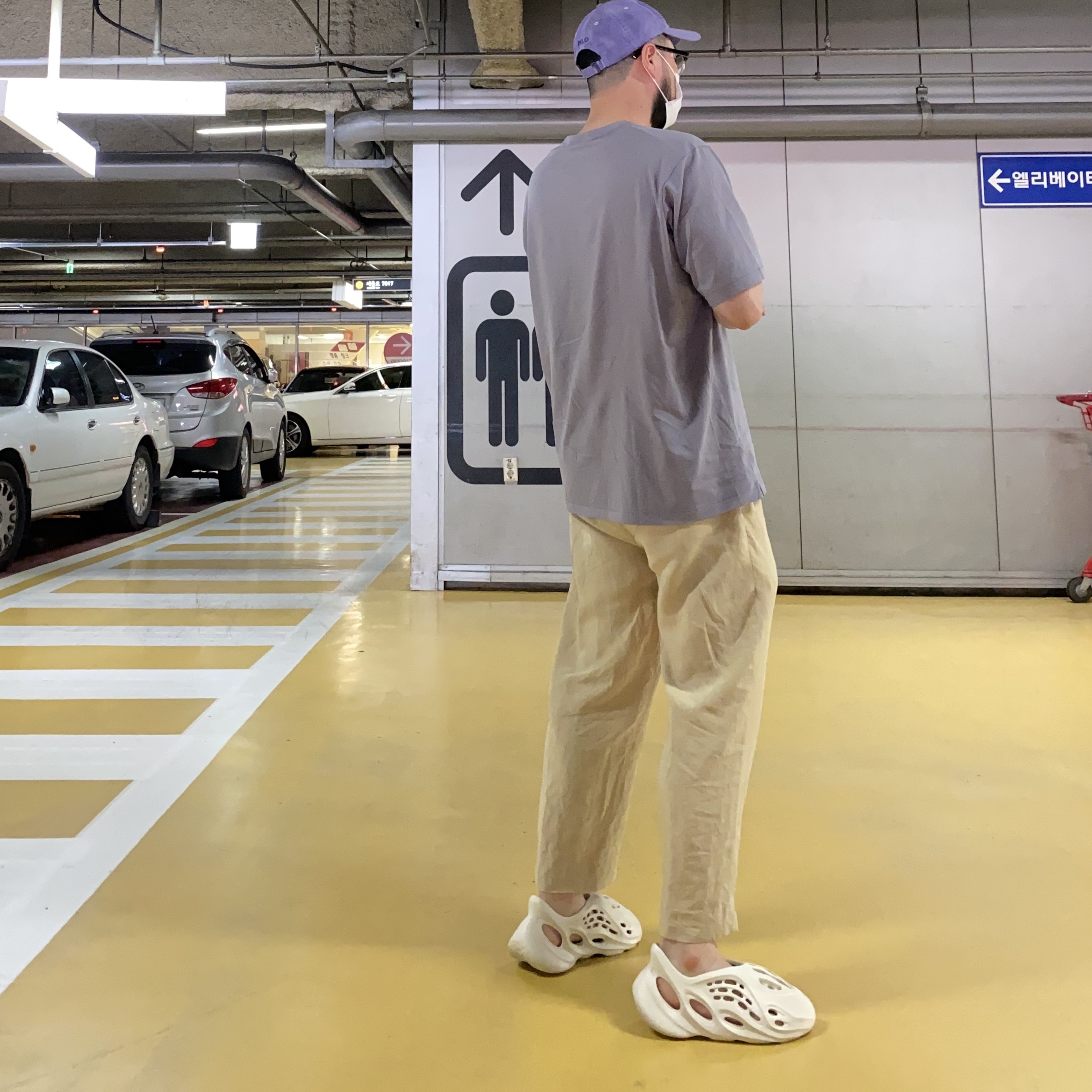 Adidas Yeezy Foam RNNR Sand 착용 스타일