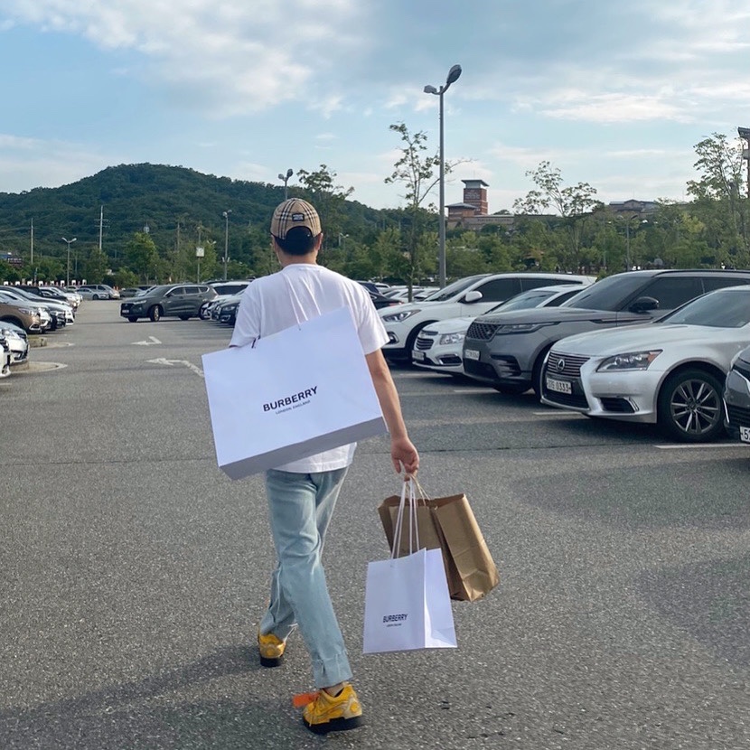 Nike x Off-White Air Rubber Dunk University Gold 착용 스타일
