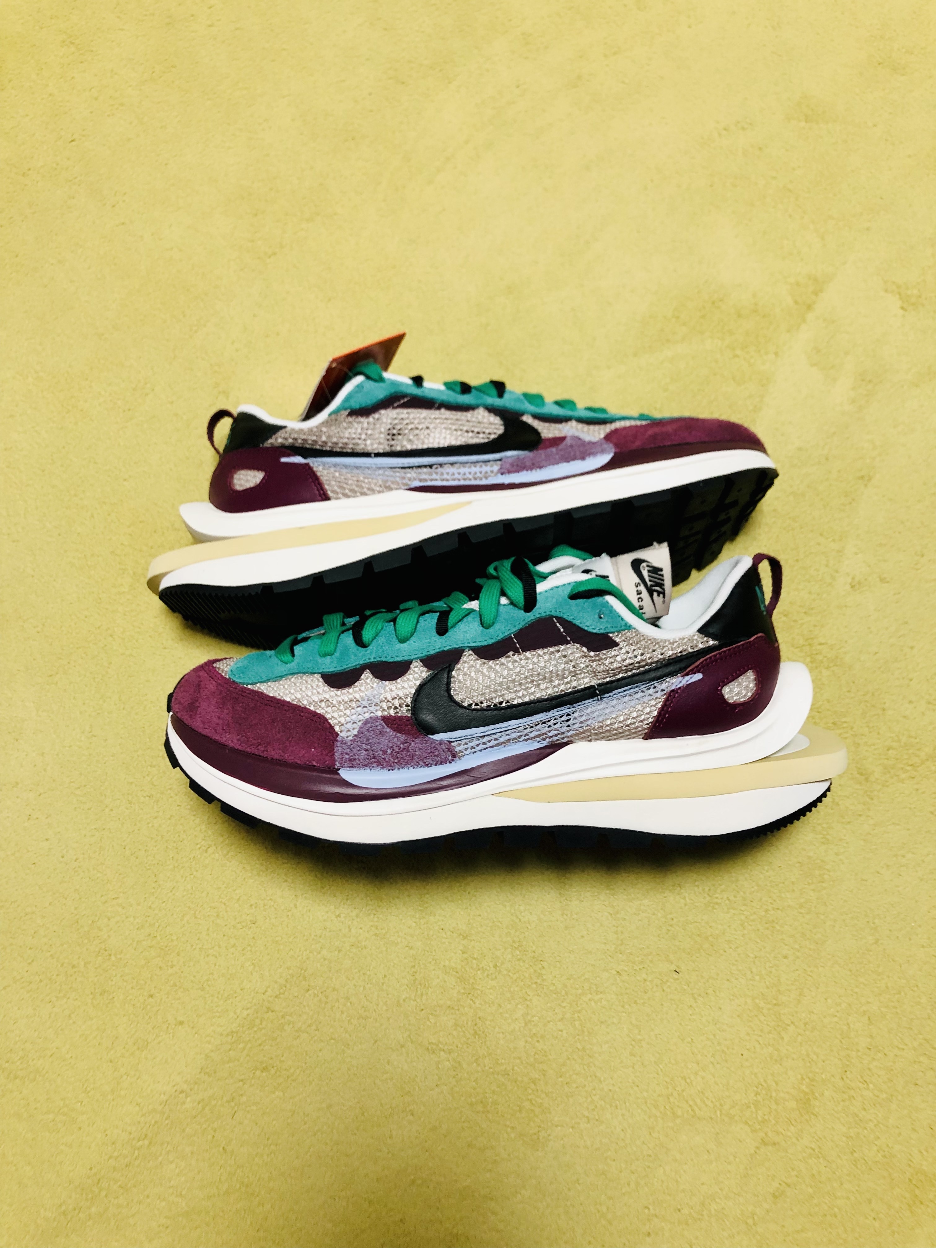 Nike x Sacai VaporWaffle String & Black Villain Red 착용 스타일 - 4