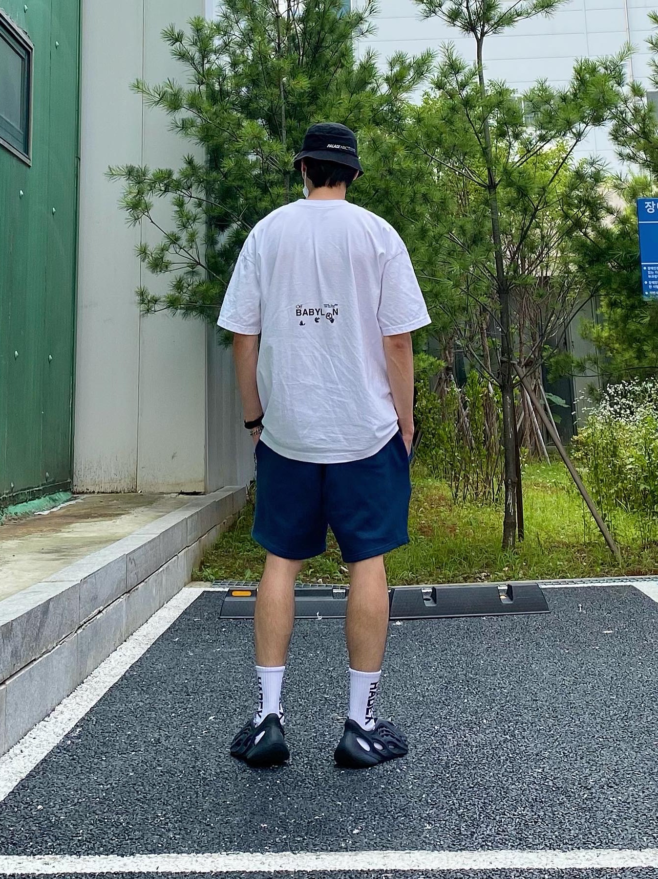 Adidas Yeezy Foam RNNR Mineral Blue, Palace x Arc'teryx Sinsolo Hat Black - 20FW 착용 스타일 - 3