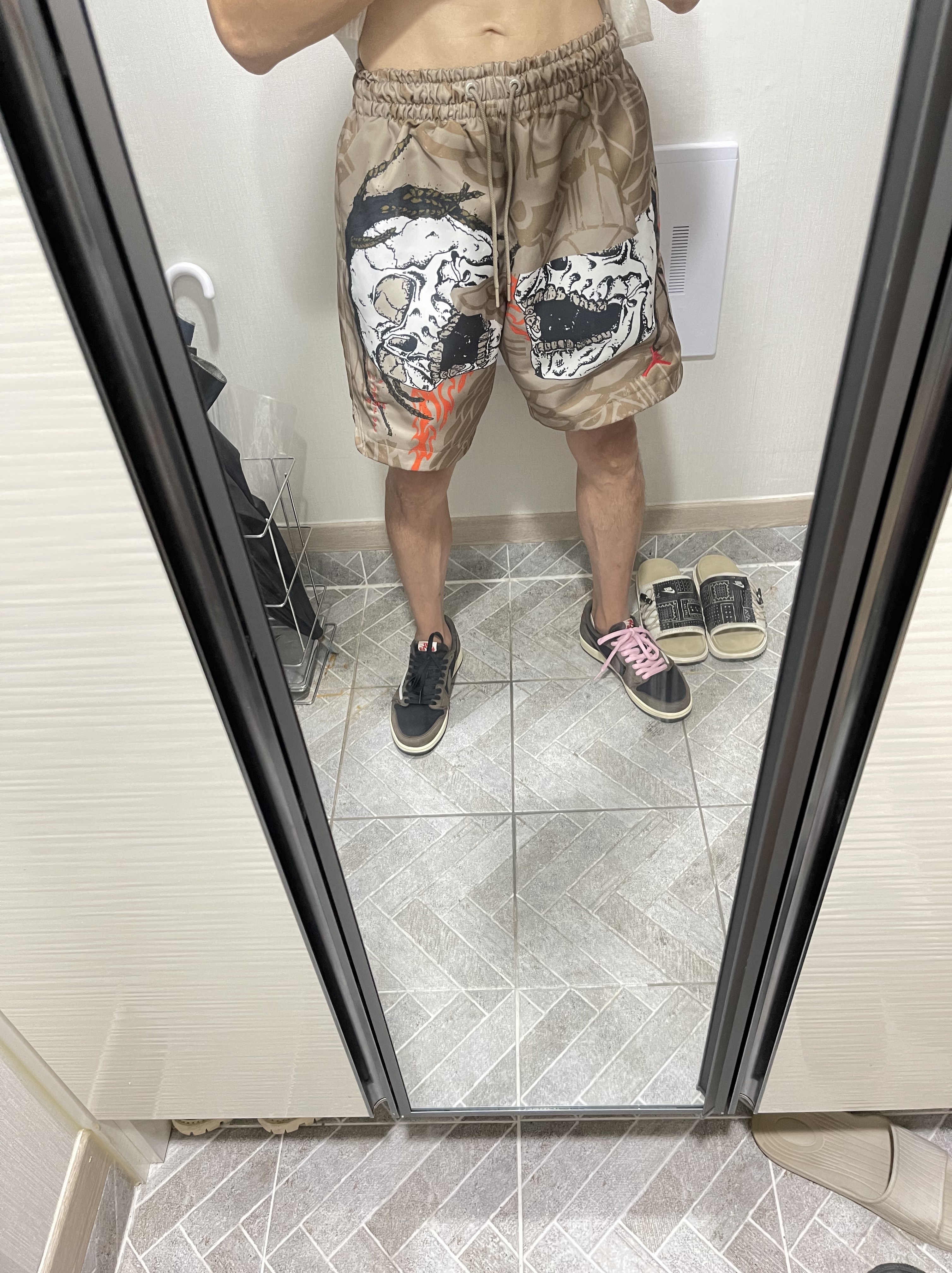 Jordan 1 x Travis Scott Retro Low OG SP Mocha, Jordan x Travis Scott Pool Shorts - Asia 착용 스타일 - 4