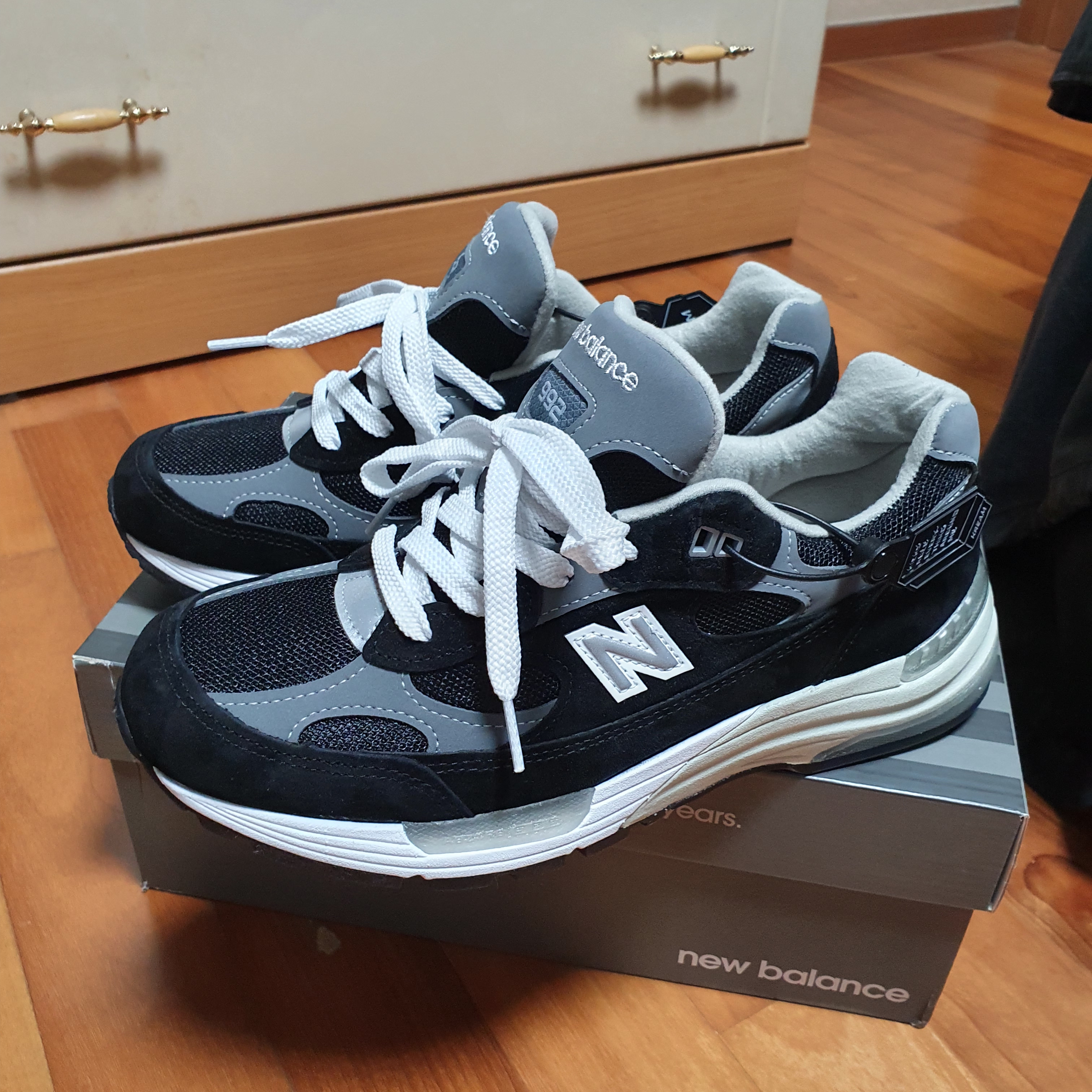 New Balance 992 Made in USA Black Grey 착용 스타일 - 1