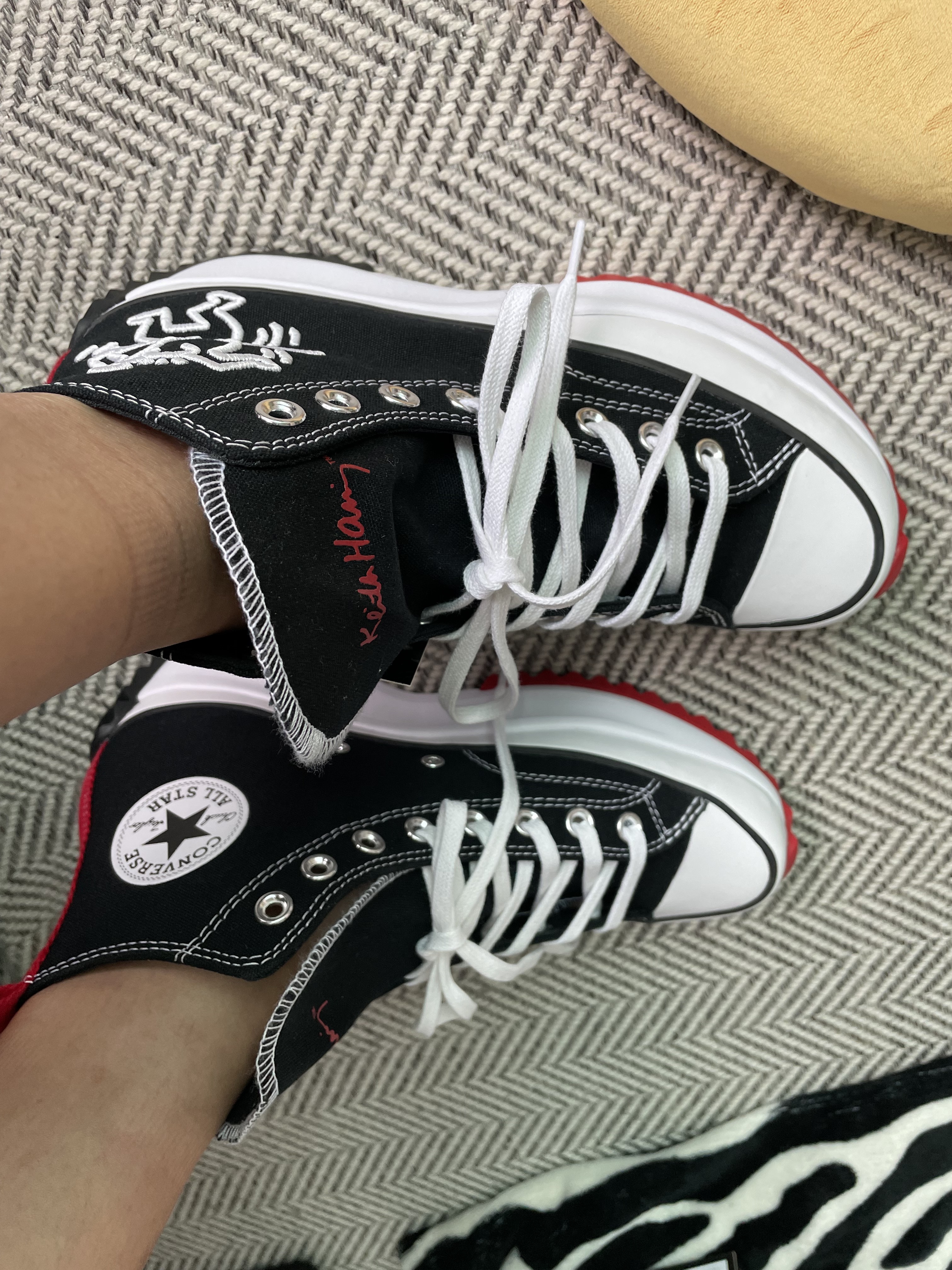 Converse x Keith Haring Run Star Hike Hi Black Red 착용 스타일